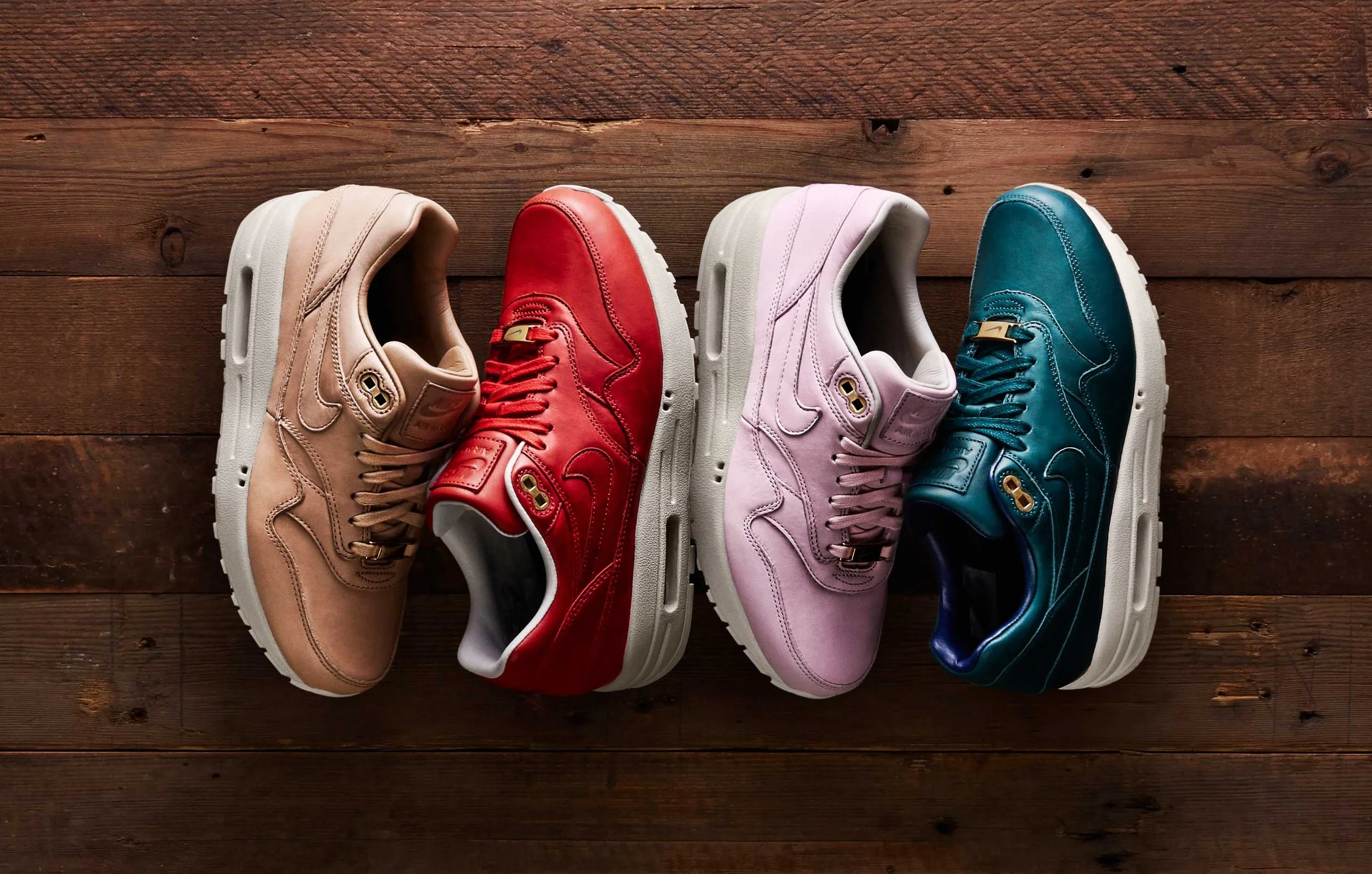 SP17_NikeiD_AM1-Leather_Laydown_V3.jpg