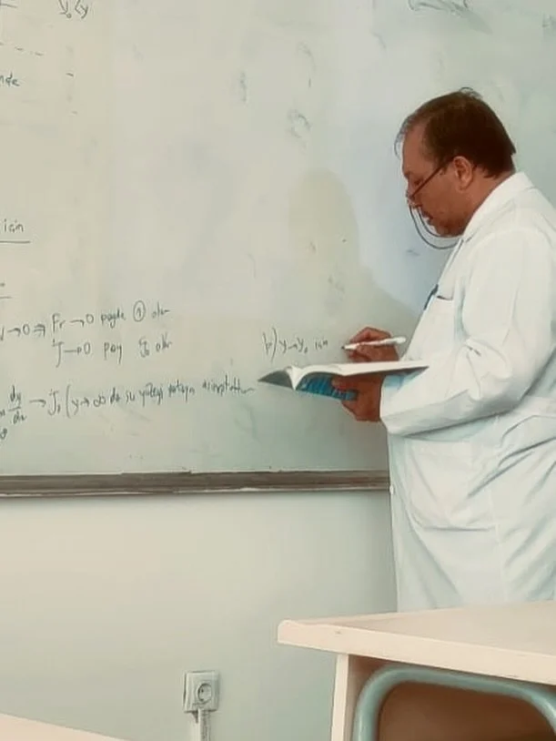 *
dile kolay geliyor, zihne zor. 3 yıl ge&ccedil;ti babamın vefatının &uuml;zerinden. ondan sonra hayat zaten zorlaşmıştı benim i&ccedil;in ancak &uuml;st&uuml;ne bir&ccedil;ok zorluğu da deneyimlediğim, s&uuml;rpriz aksiliklerin kendini s&uuml;rekli