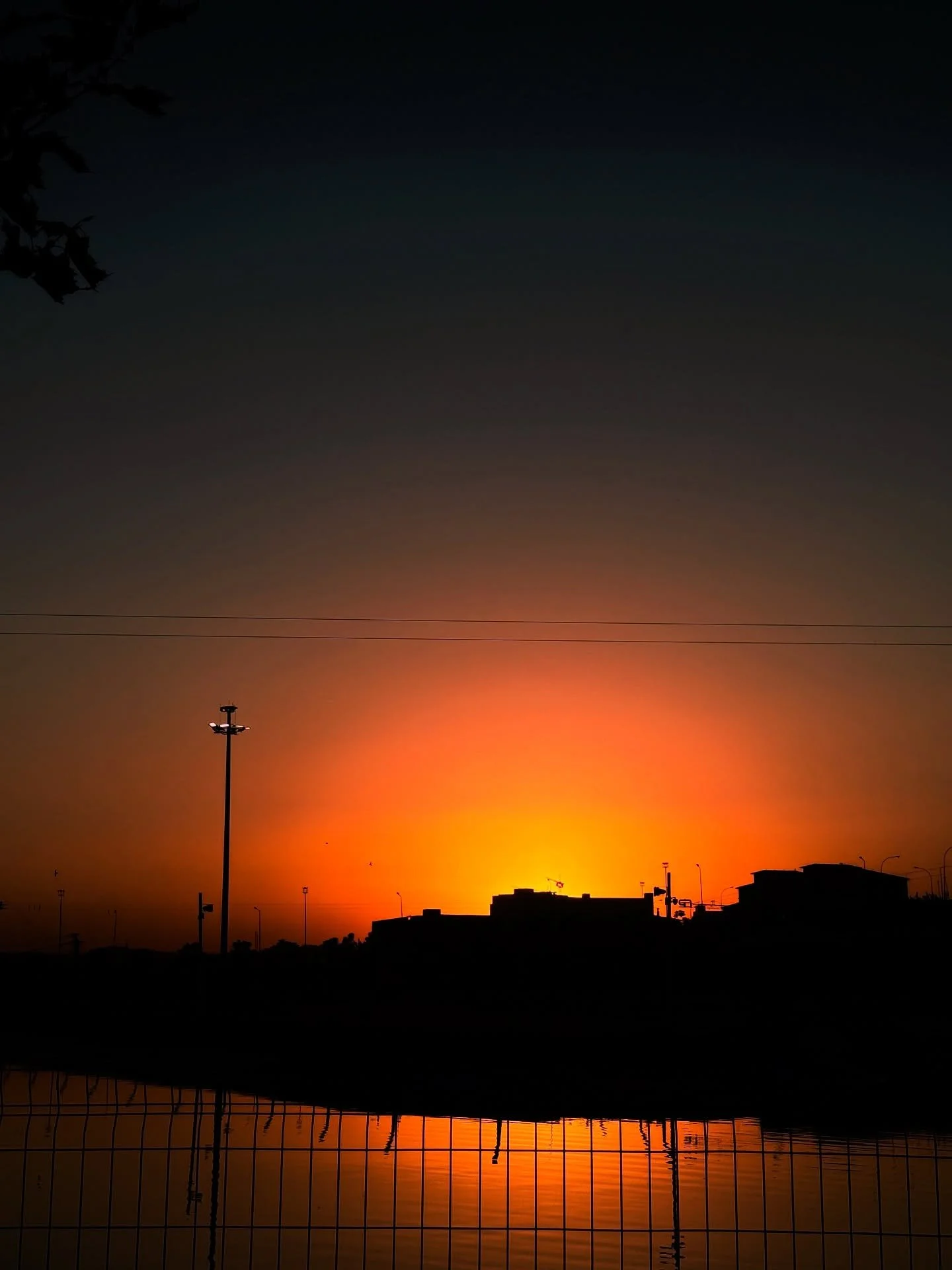 *
bazı vakitler i&ccedil;imizdeki yangın s&ouml;ns&uuml;n diye, fırtınalar dinsin diye dualar ediyoruz. sonra bir yangın, bir fırtına vuruyor ki artık g&ouml;z&uuml;m&uuml;z bir kıvılcıma, bir nefes kadar esintiye muhta&ccedil;. g&ouml;z&uuml;m&uuml;