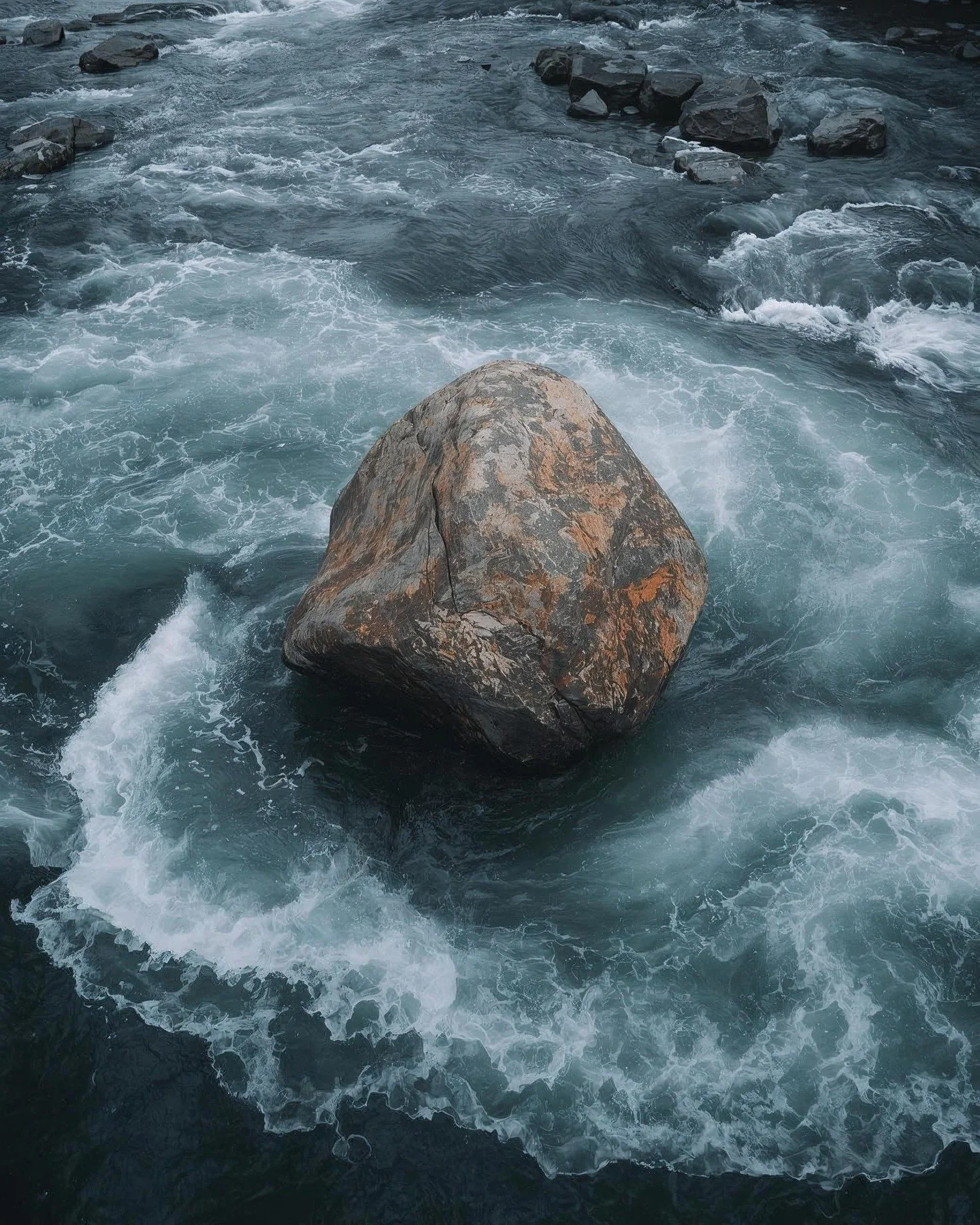 *
ge&ccedil;en yıl izlediğim Travelers dizisinin i&ccedil;inde b&uuml;y&uuml;l&uuml; bir c&uuml;mle var. bu c&uuml;mle insanın m&uuml;cadele etmeye &ccedil;alıştığı bir&ccedil;ok şeyin aslında ne kadar anlamsız olduğuna dair bir perspektif sunuyor ba