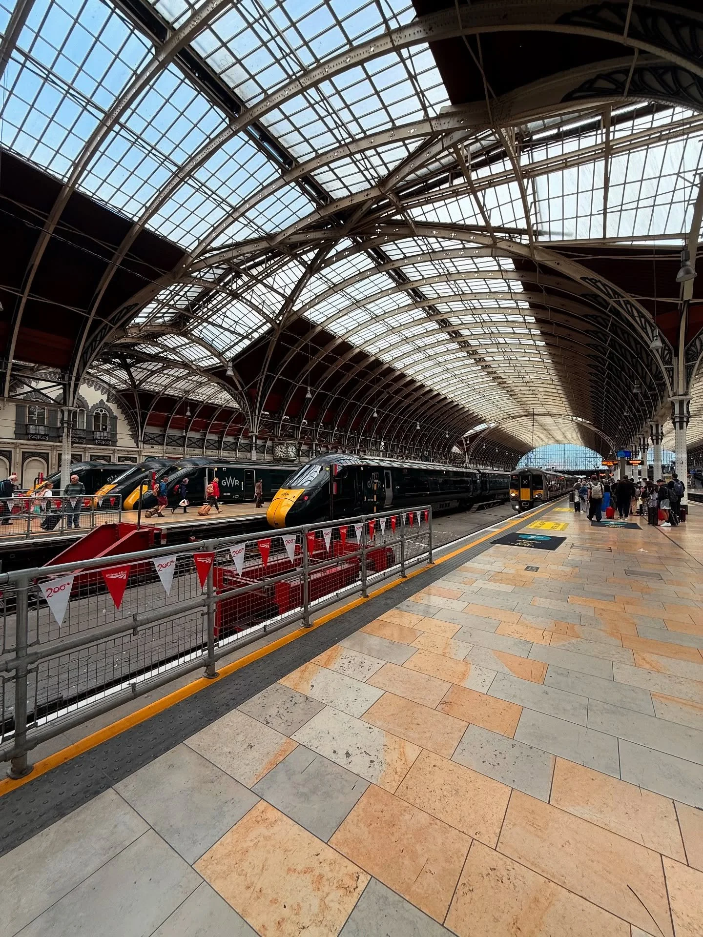 *
d&uuml;ş yollara, d&uuml;ş yollarda.
*
*
*
#edebiyat #travel #london #airplane #roads