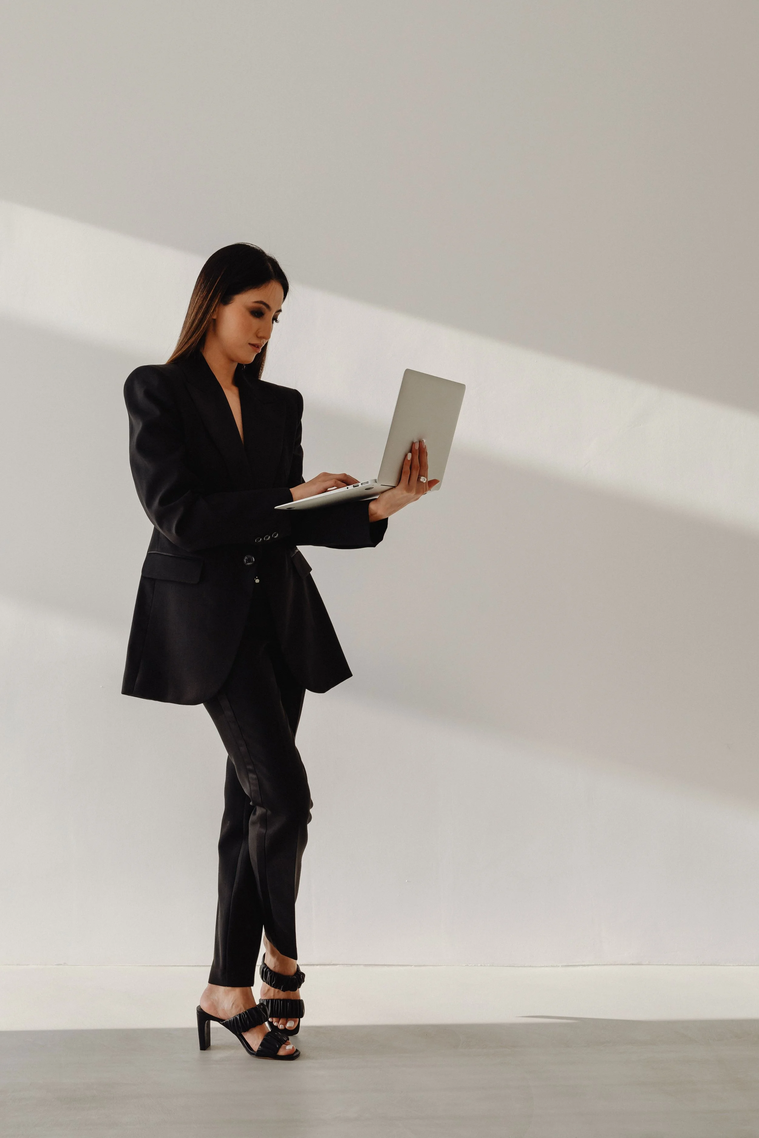 kaboompics_dark-classy-aesthetic-fashion-beautiful-asian-female-entrepreneur-in-black-suit-technology-and-devices-iphone-laptop-airpods-30066-(1).jpg