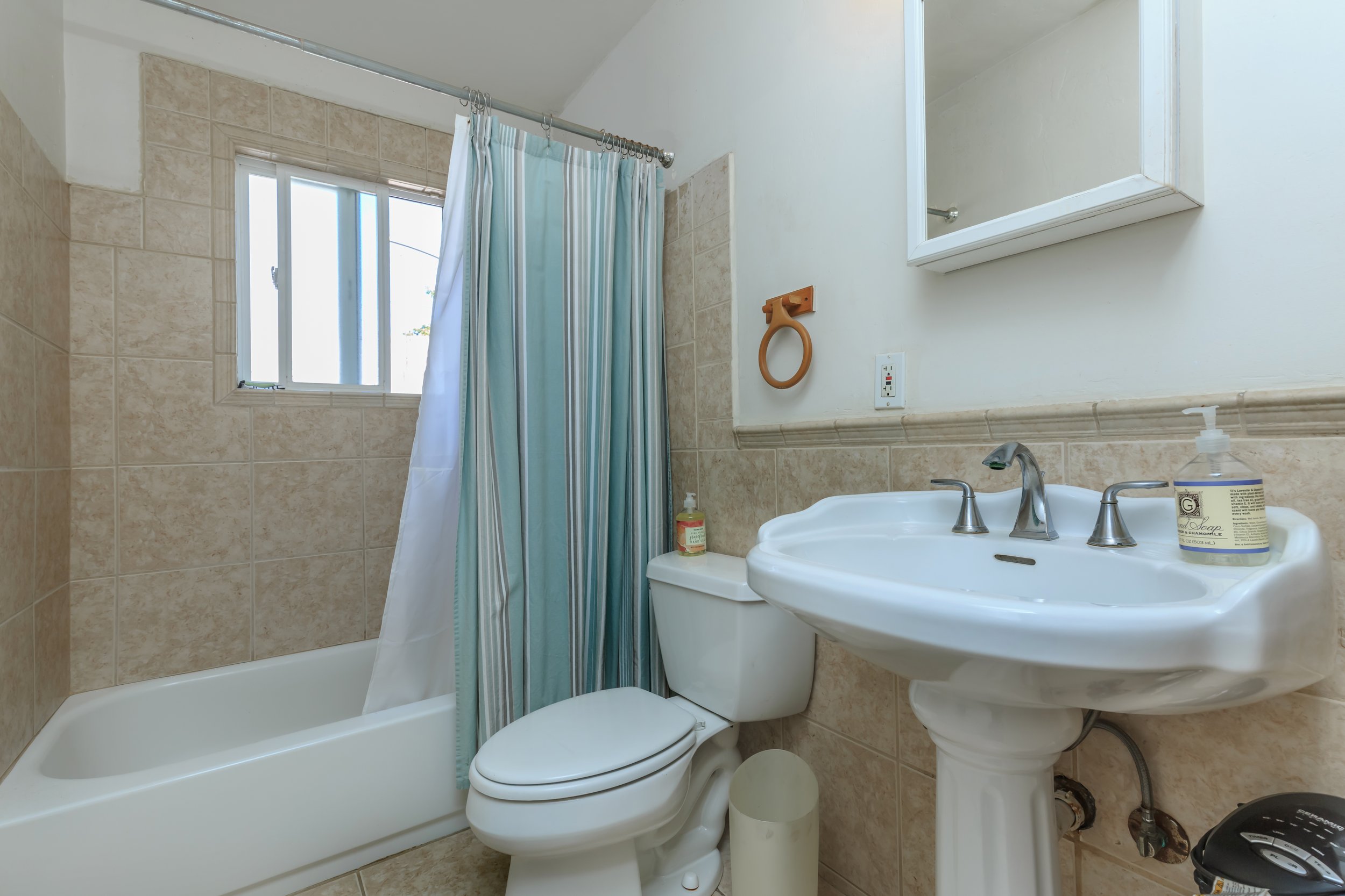 Main Home (Unit 5) - 647 San Dieguito - 11.jpg