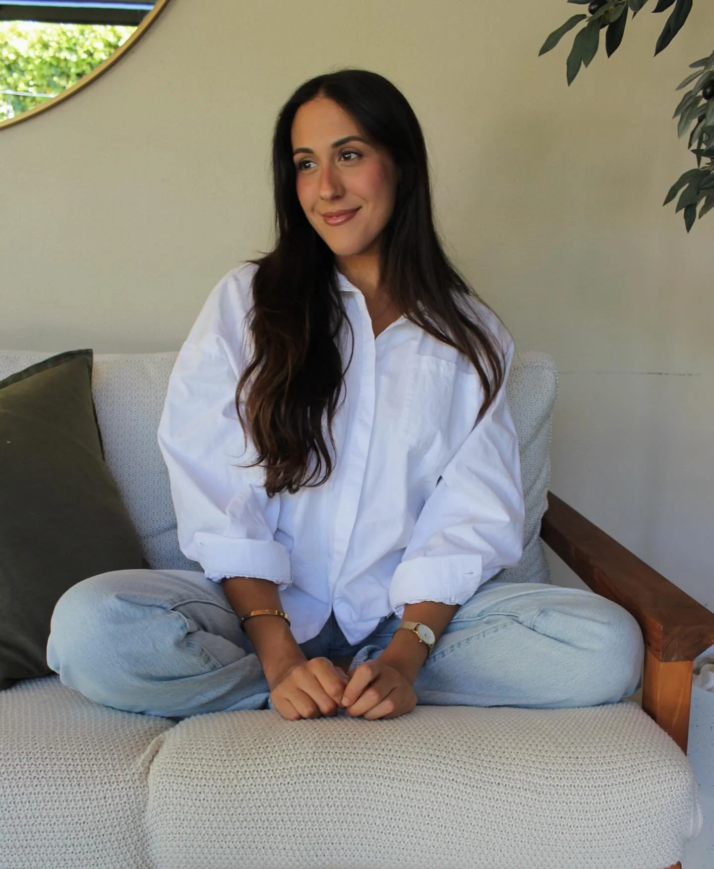 Hello, I&rsquo;m Meela 🤍

I am a qualified holistic practitioner 🌿

I have slowly been creating this space with intention, learning and care. 

I am drawn to holistic work as I believe healing isn&rsquo;t linear nor a &ldquo;quick fix&rdquo; but ra