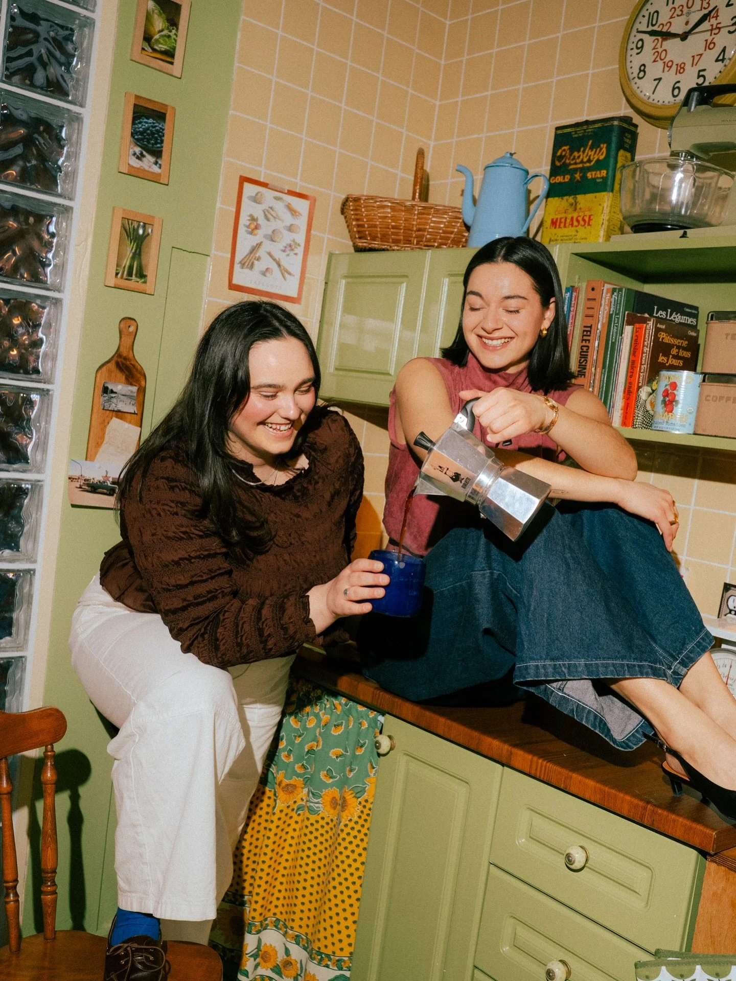 new episode of double shot is out 🌀 BARISTA BANTER EDITION 

a very chatty one about being a beginner, our movie theatre ritual and being canada down. link in bio to listen

📷: @by.rabz