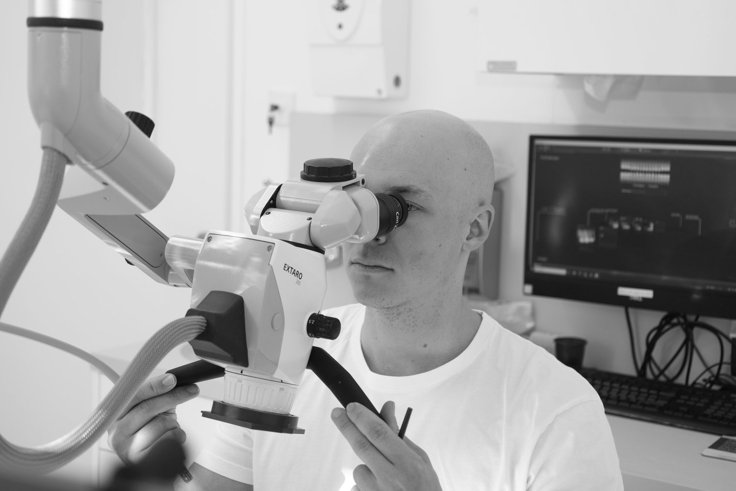 Dr. Brenner bei der endodontischen Behandlung unter dem Operationsmikroskop