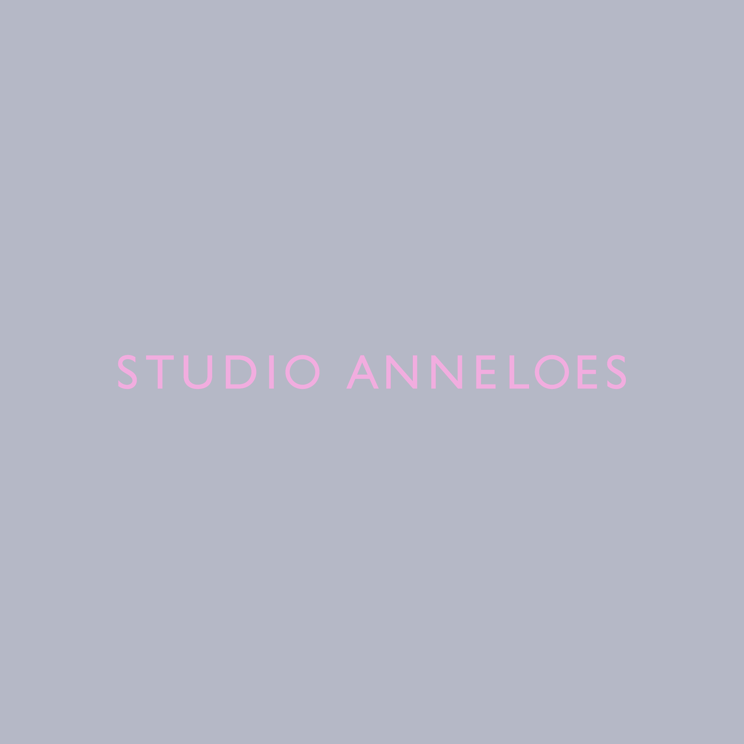 Studio Anneloes logo with pink text on a dark blue background.