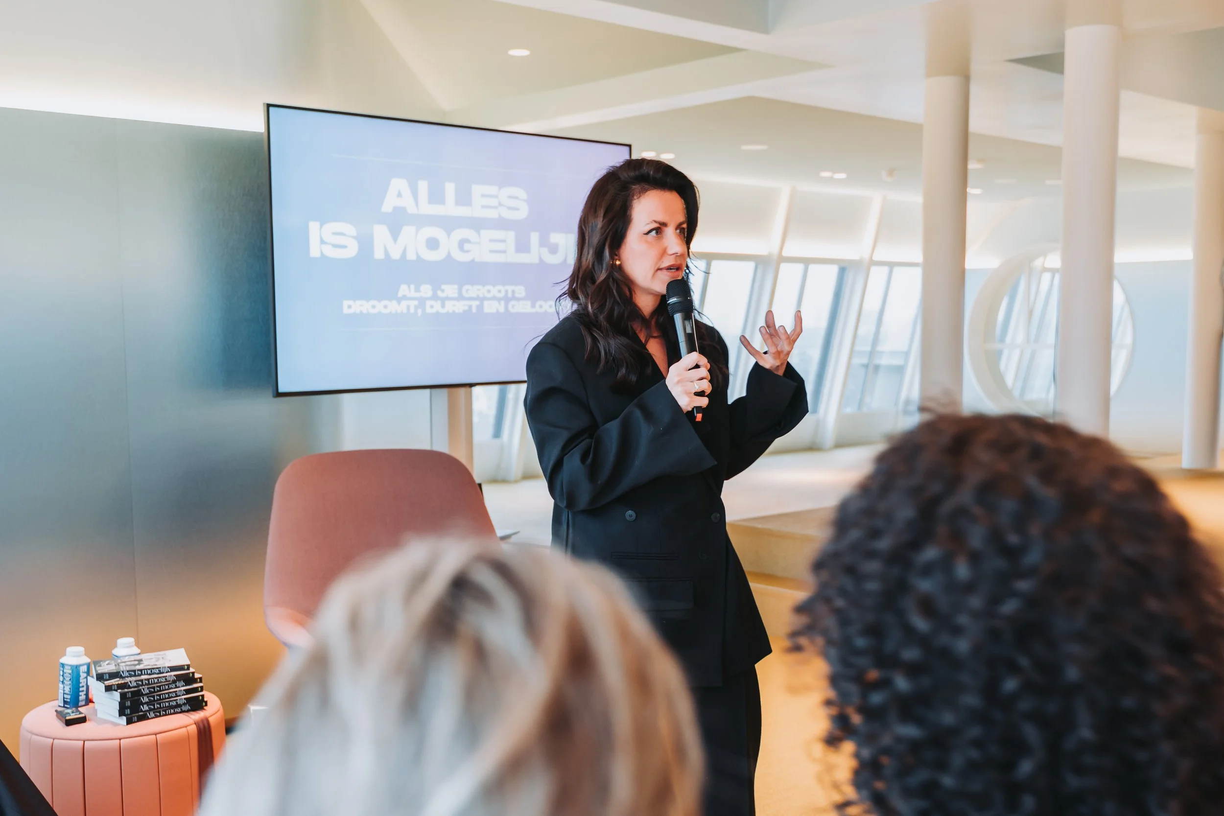 Spreekster voor publiek presentatie