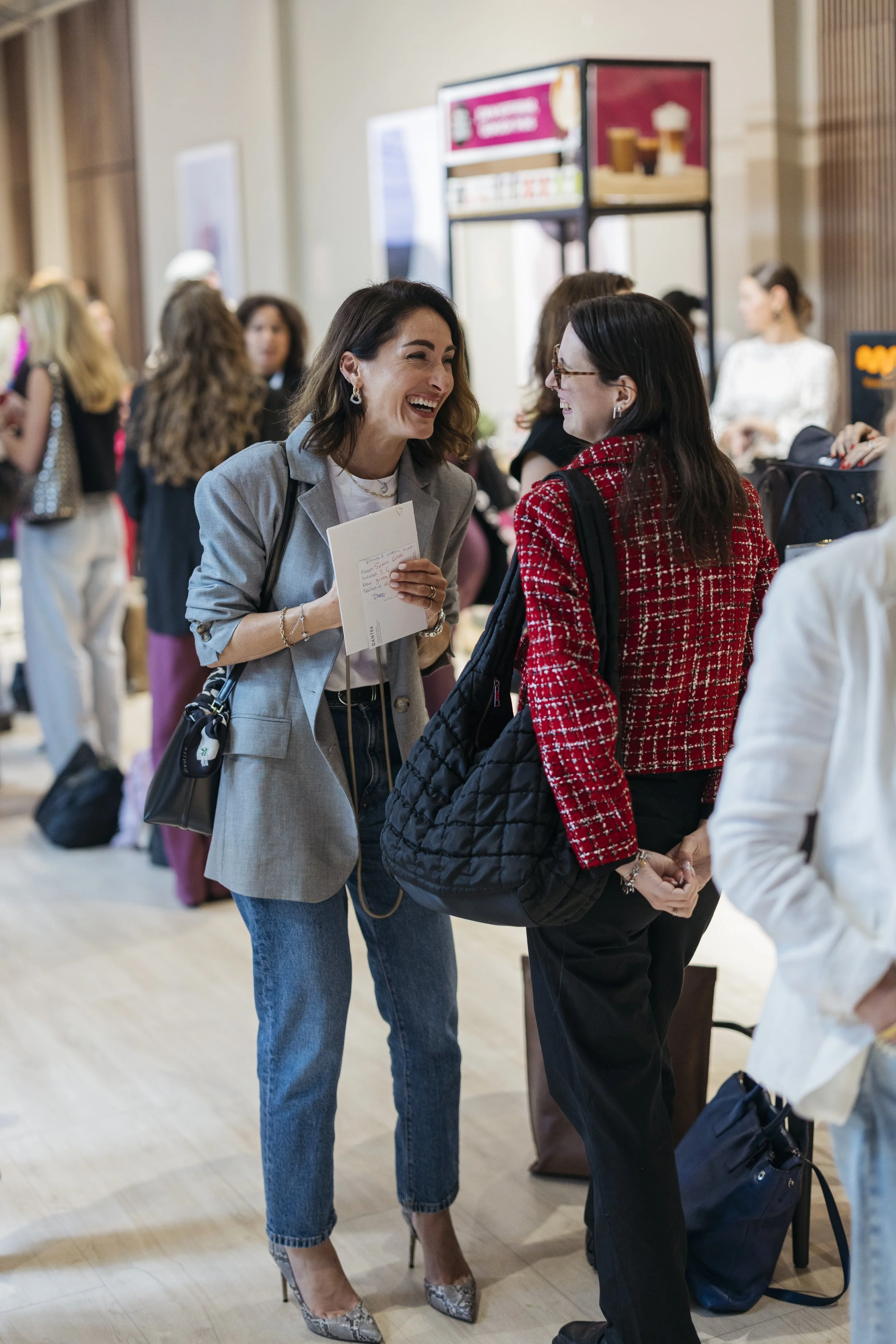 Lachende vrouwen in gesprek op evenement