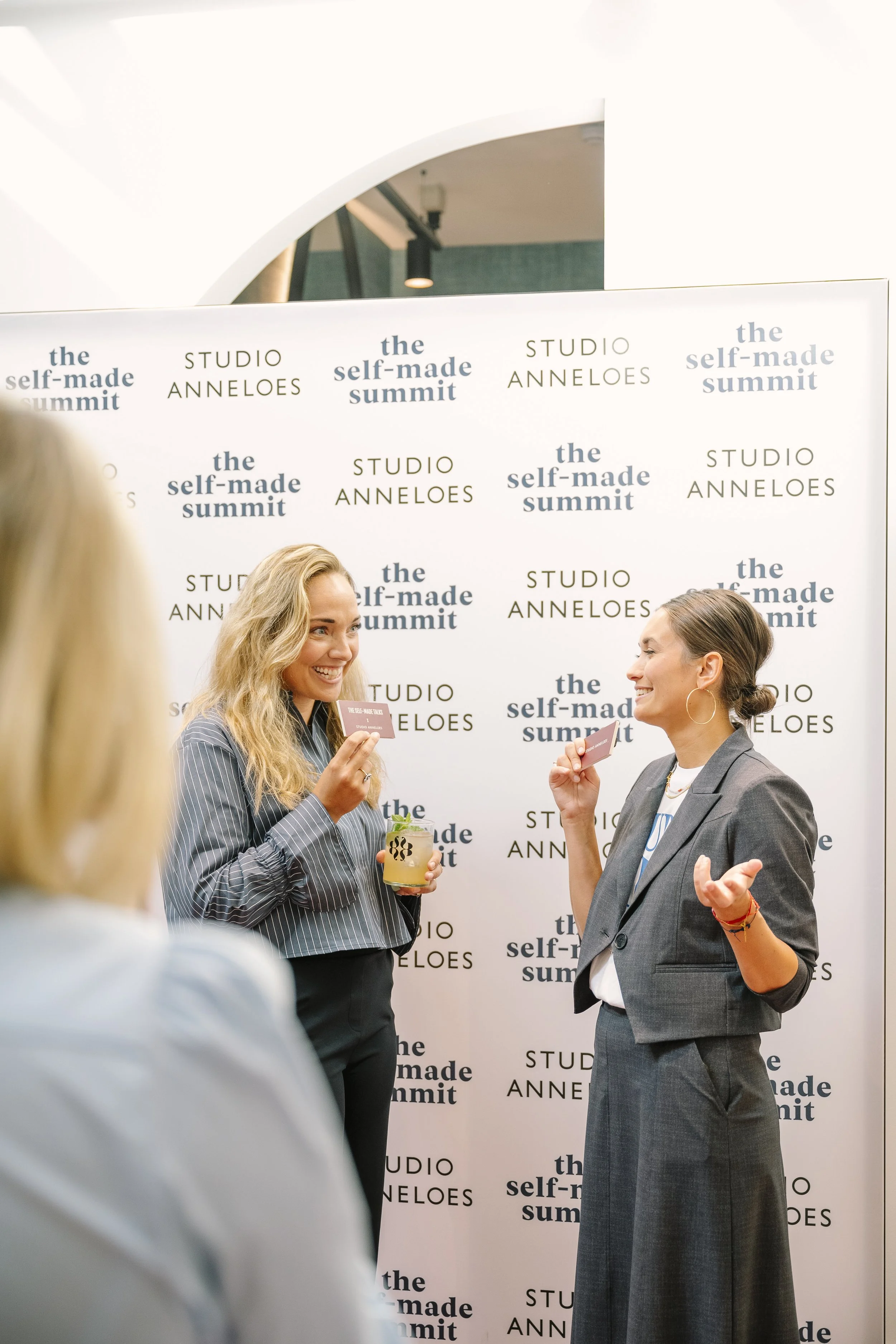 Lachende vrouwen voor foto bord