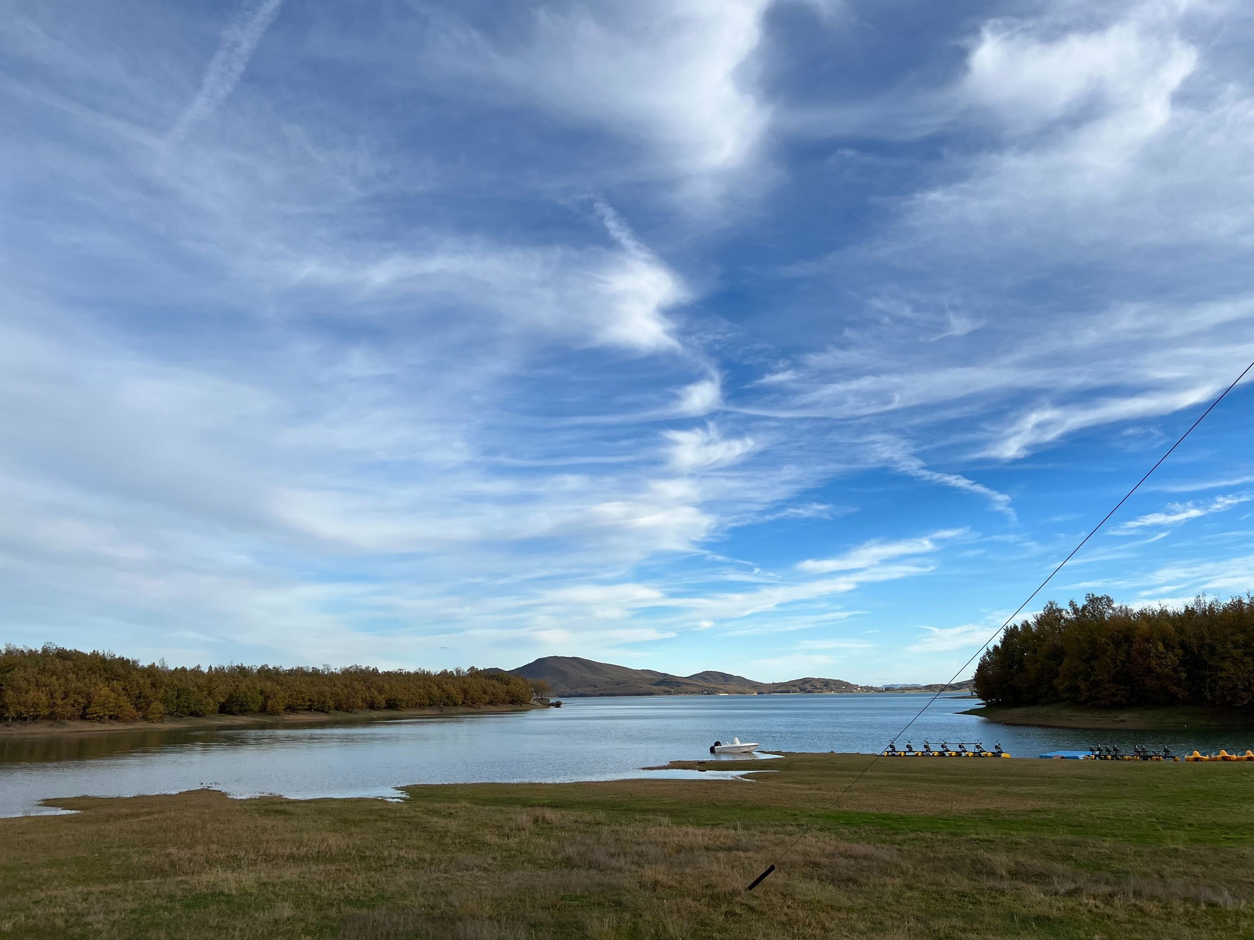 Ηρεμία και φυσική ομορφιά της Λίμνης Πλαστήρα.