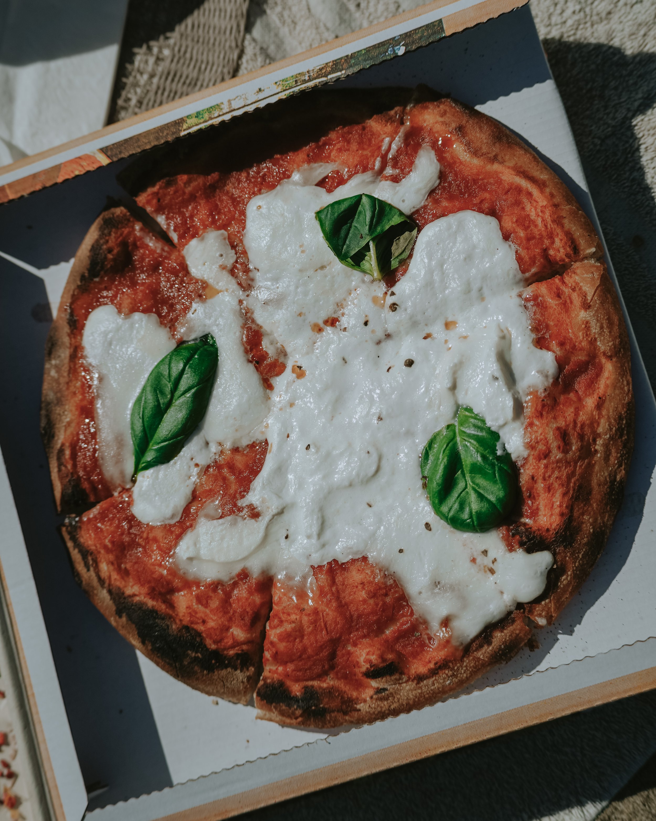 Pizza Margherita con pomodoro, mozzarella e basilico fresco.Pizzeria Alfiero Marina di Massa.