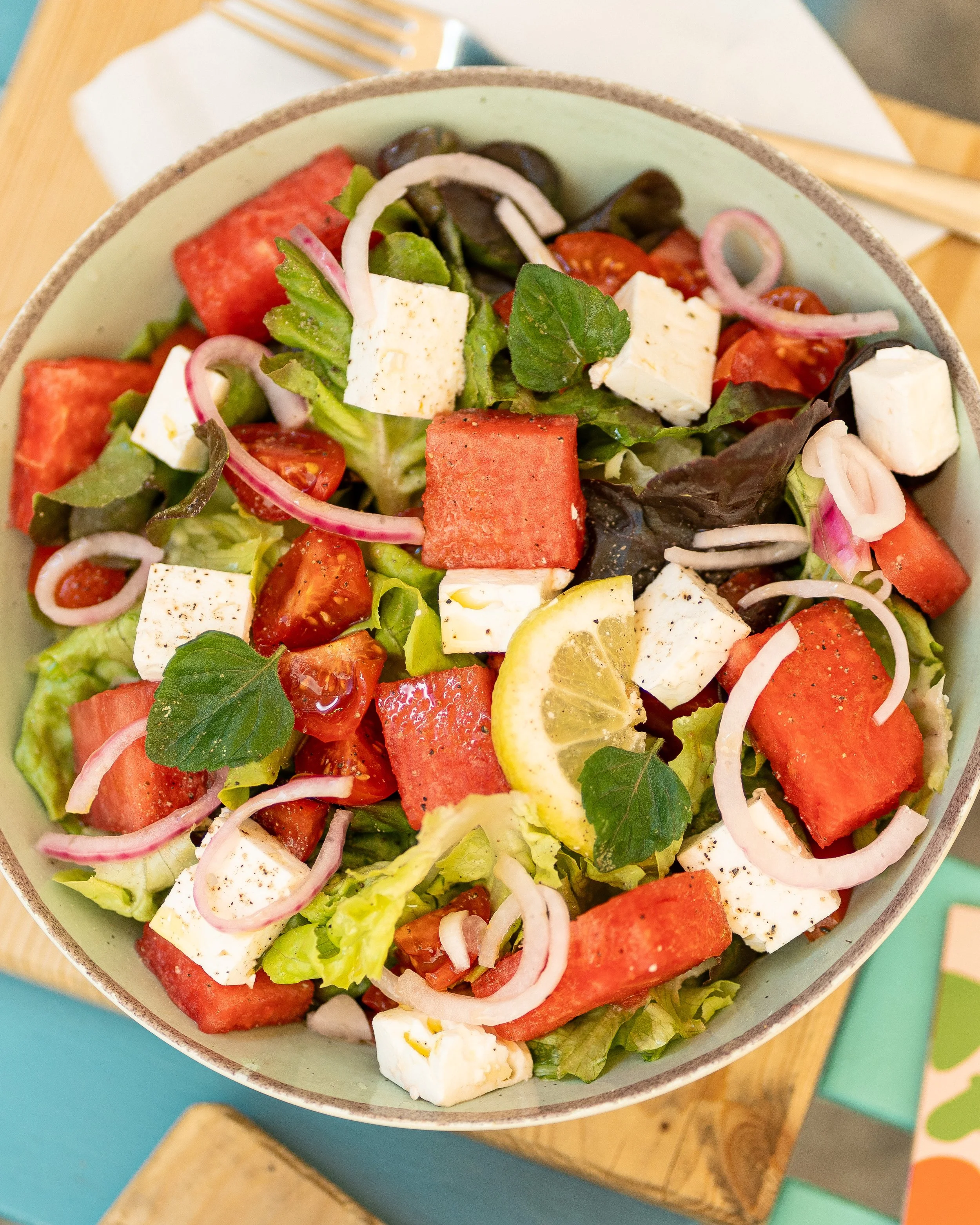 Insalata mista con pomodori, cetrioli, cipolle rosse, cubetti di formaggio e limone. Pizzeria Alfiero Orto di Alfiero Marina di Massa.