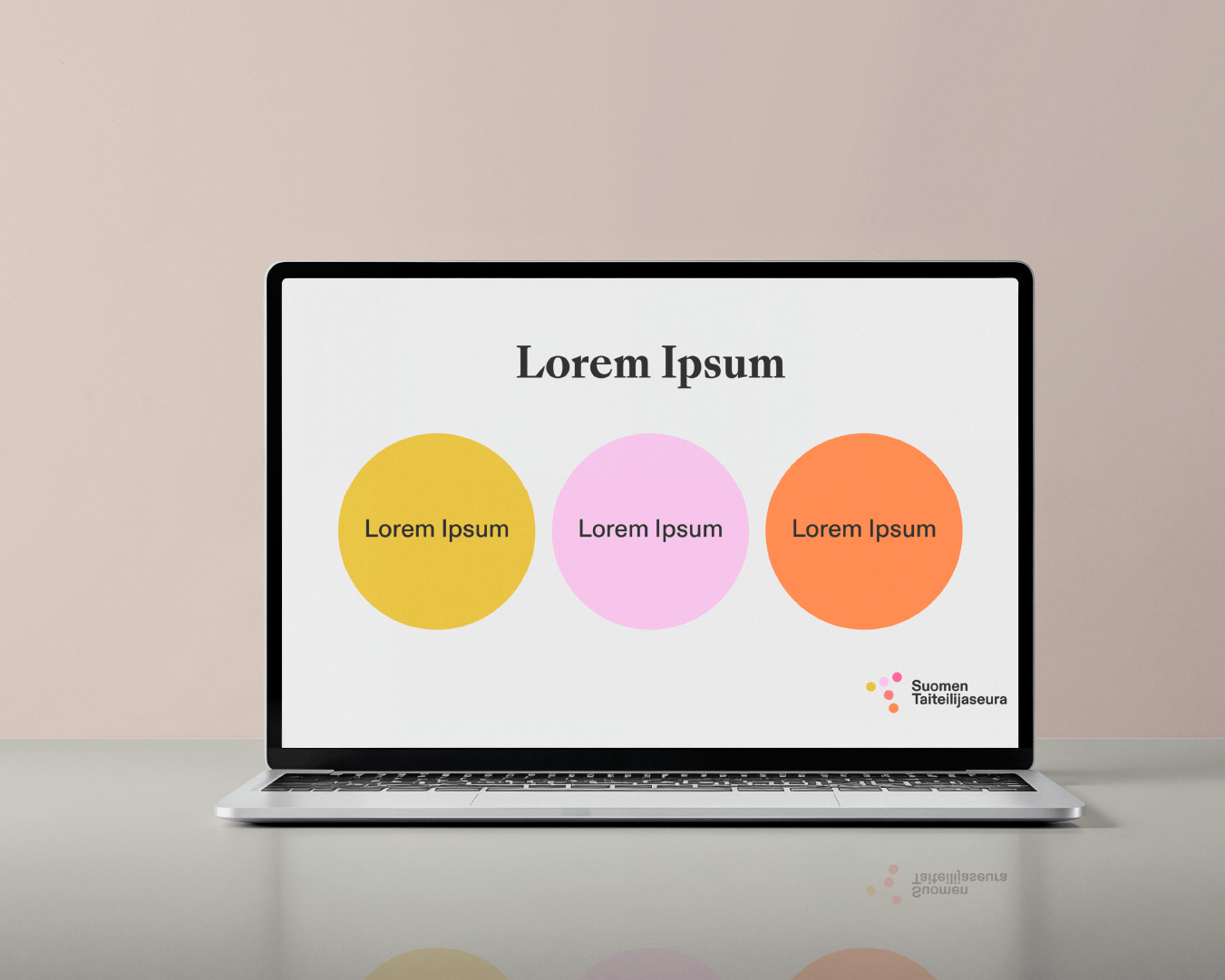 Läppärillä on Power Point -esitys auki, jossa näkyy kolme värikästä palloa