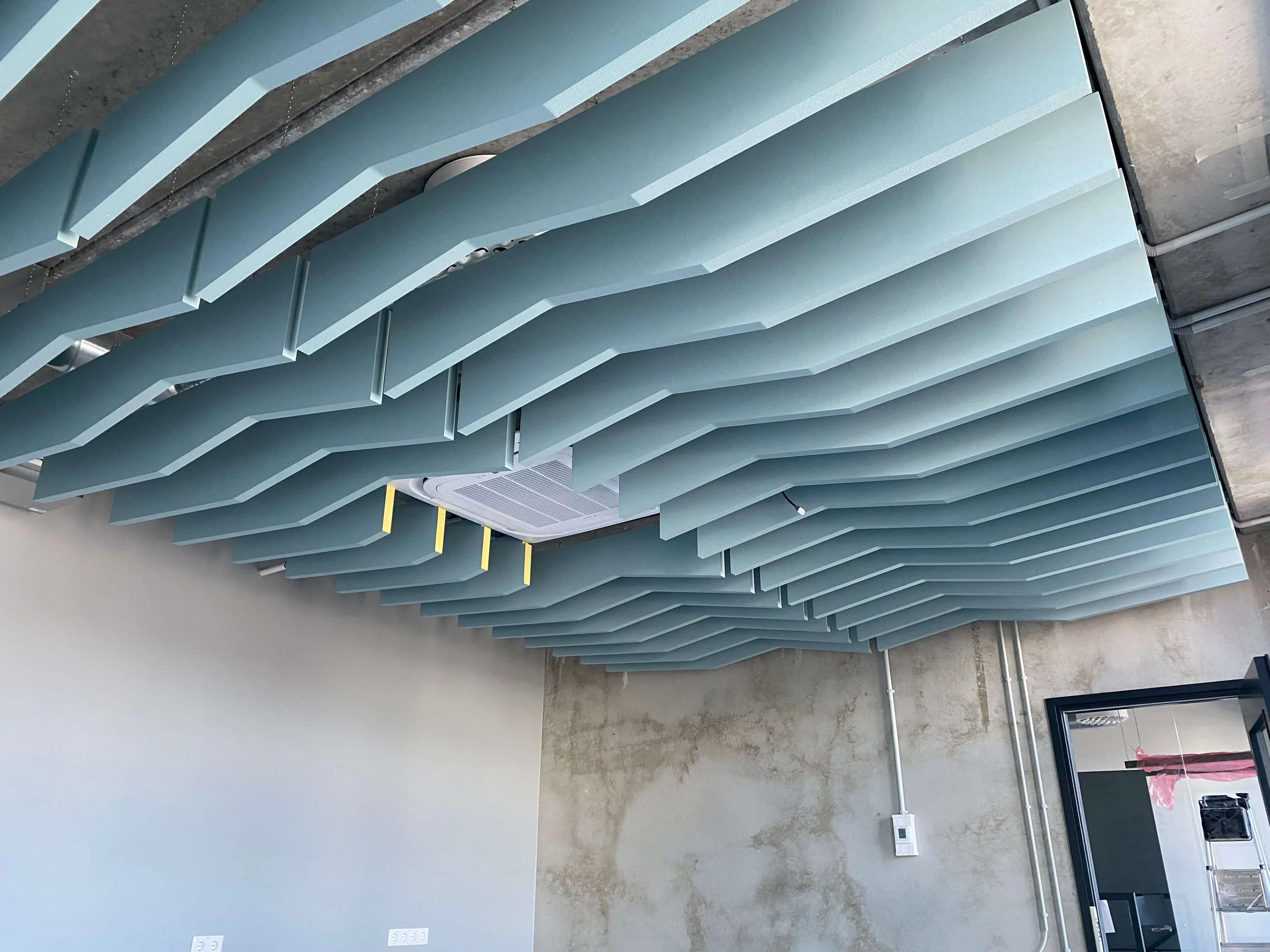 ecophon baffle zigzag akustilised paneelid 2.jpeg