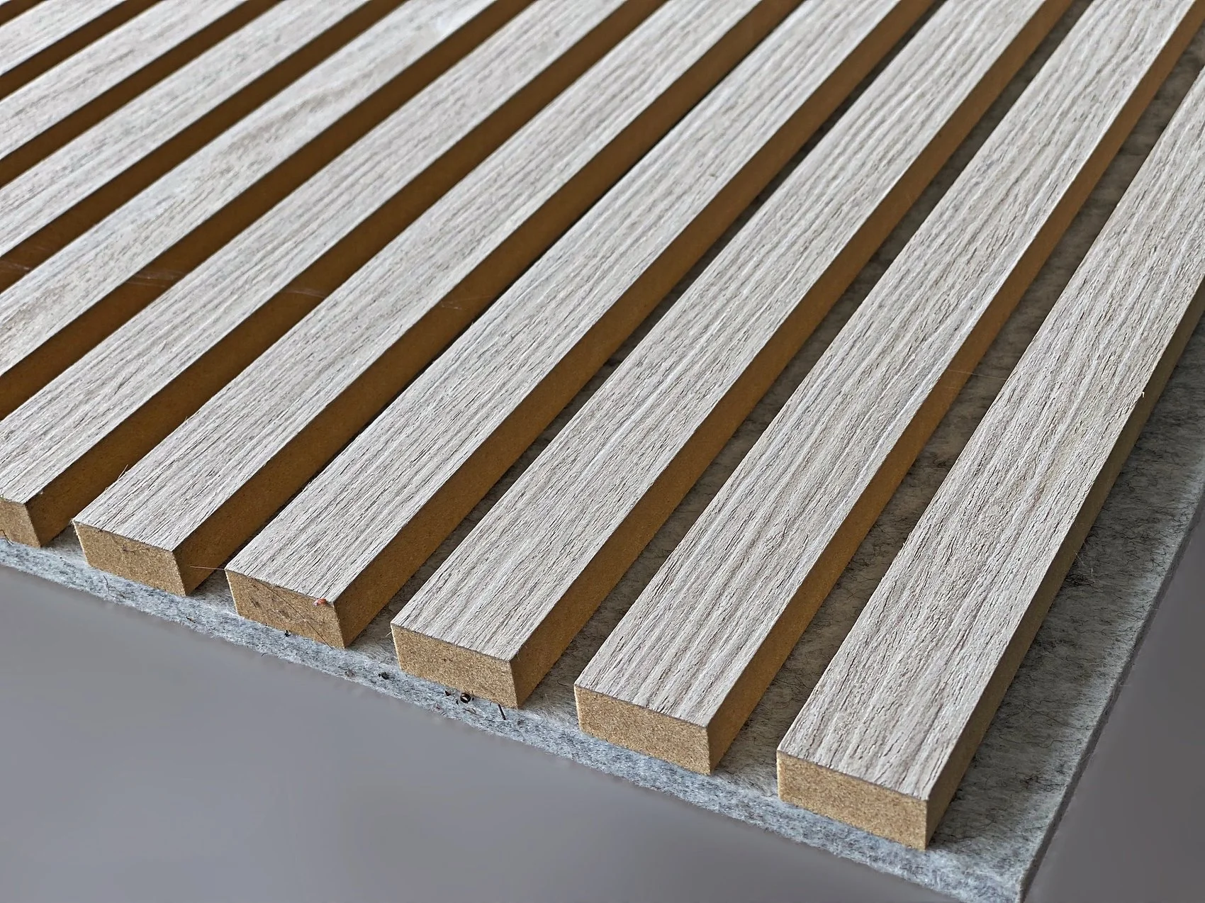 akustilised mürasummutavad ribipaneelid