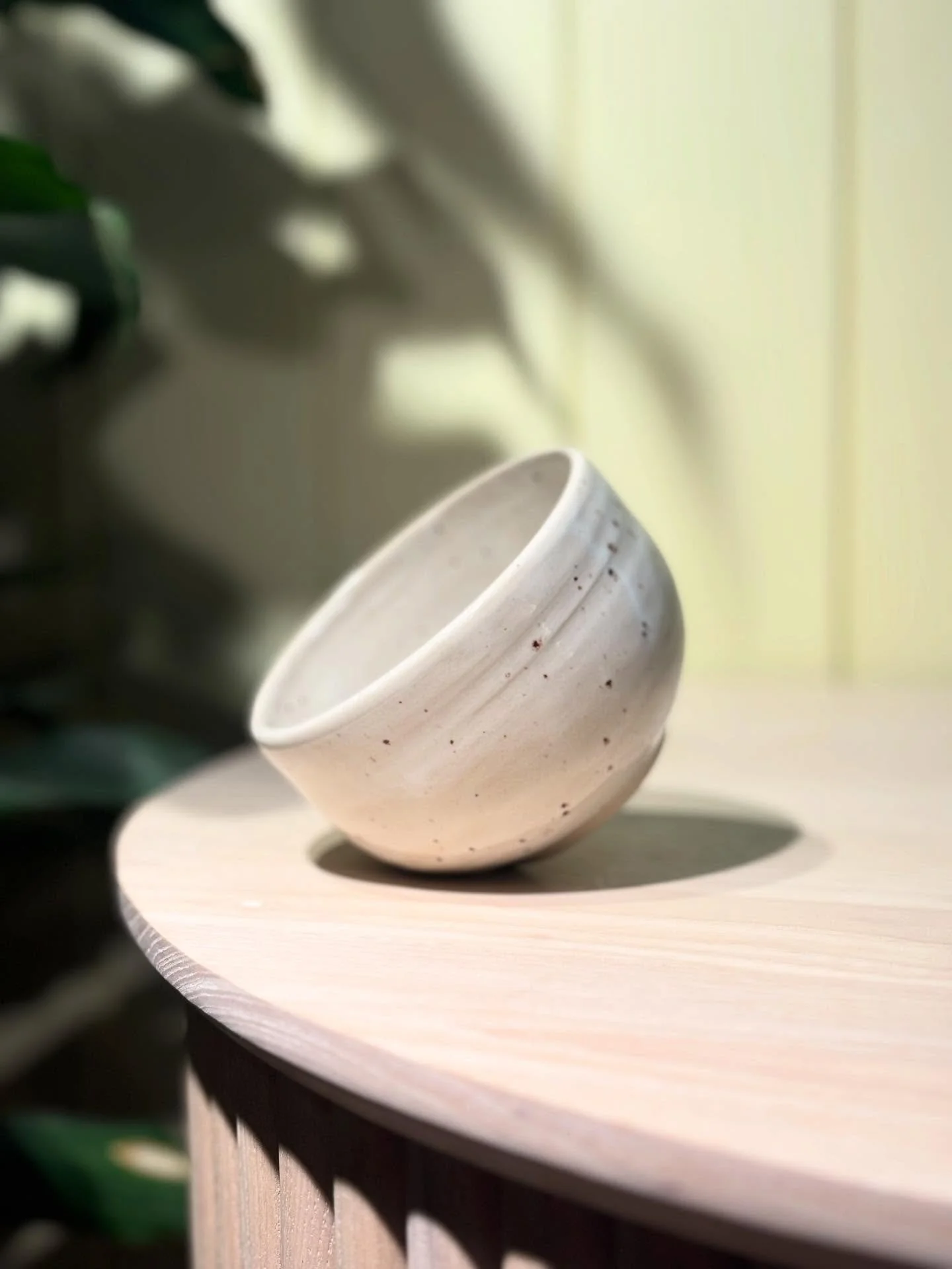 Liten sk&aring;l med hvitspettet glasur 🤍 God helg! 🌟

&bull;
&bull;
&bull;

#keramikk #ceramics #h&aring;ndlaget #norskdesign #norge #sm&aring;bruk #verksted #skape #handmade #art