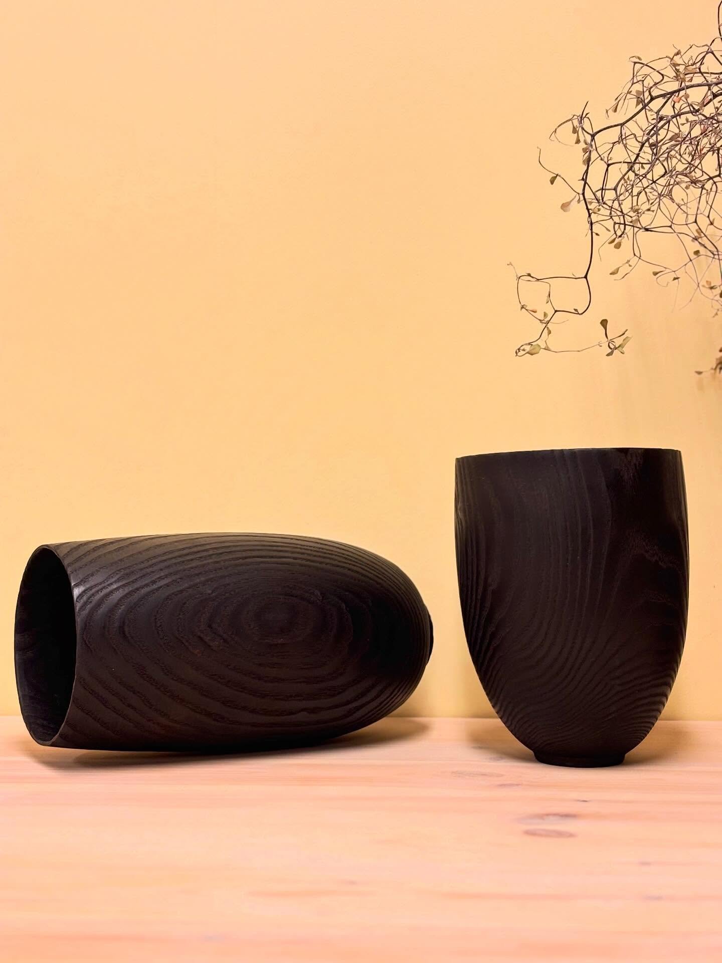 Vi driver for tiden &aring; lager en nettside som vi h&aring;per &aring; f&aring; ferdig i utgangen av februar 🌿 Du vil blant annet finne disse to vasene i brent ask der (26 og 12 cm h&oslash;ye). 

&bull;
&bull;
&bull;

#tredreiing #woodturner #woo