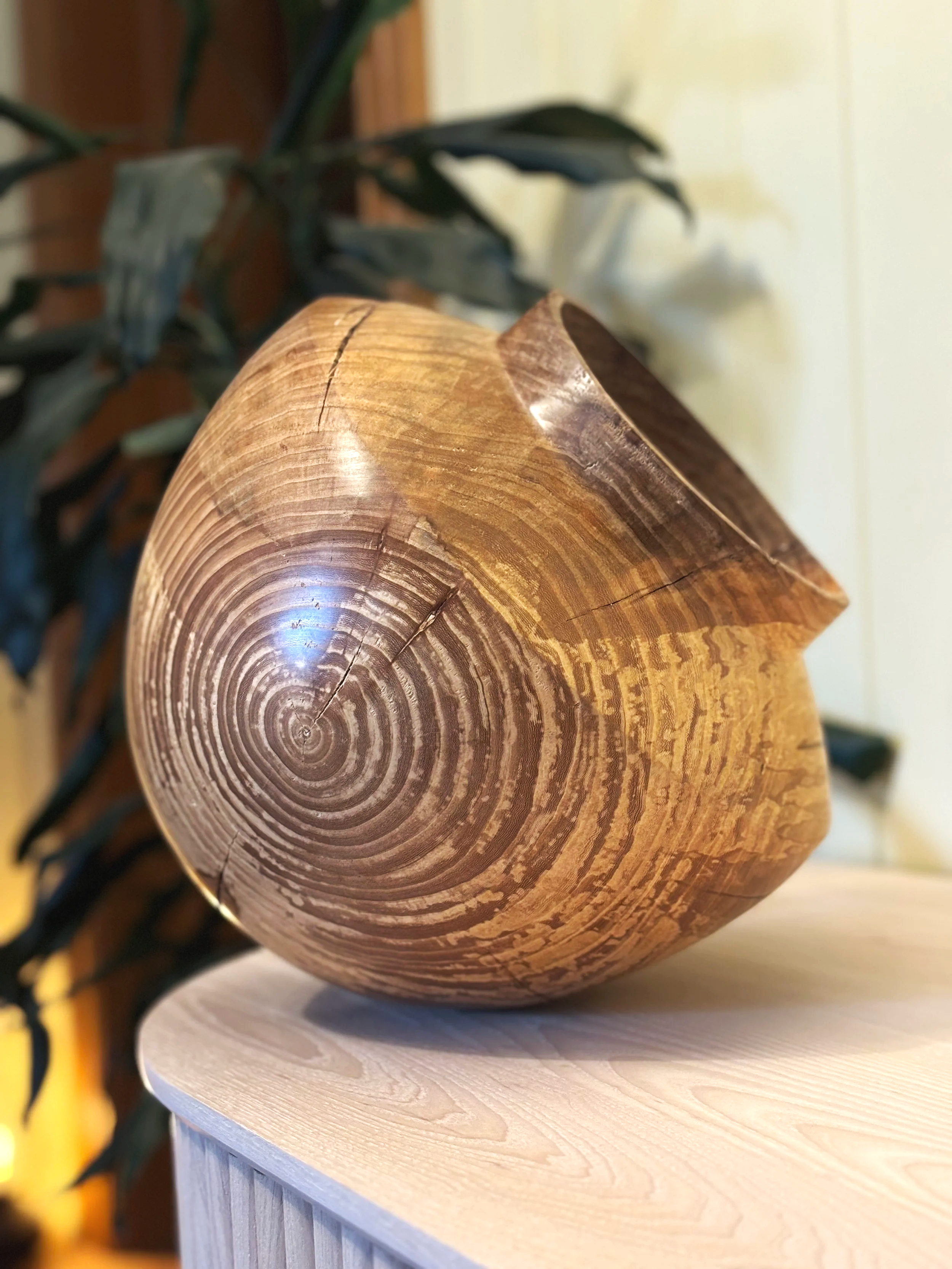 Stor dekorvase i surnet alm