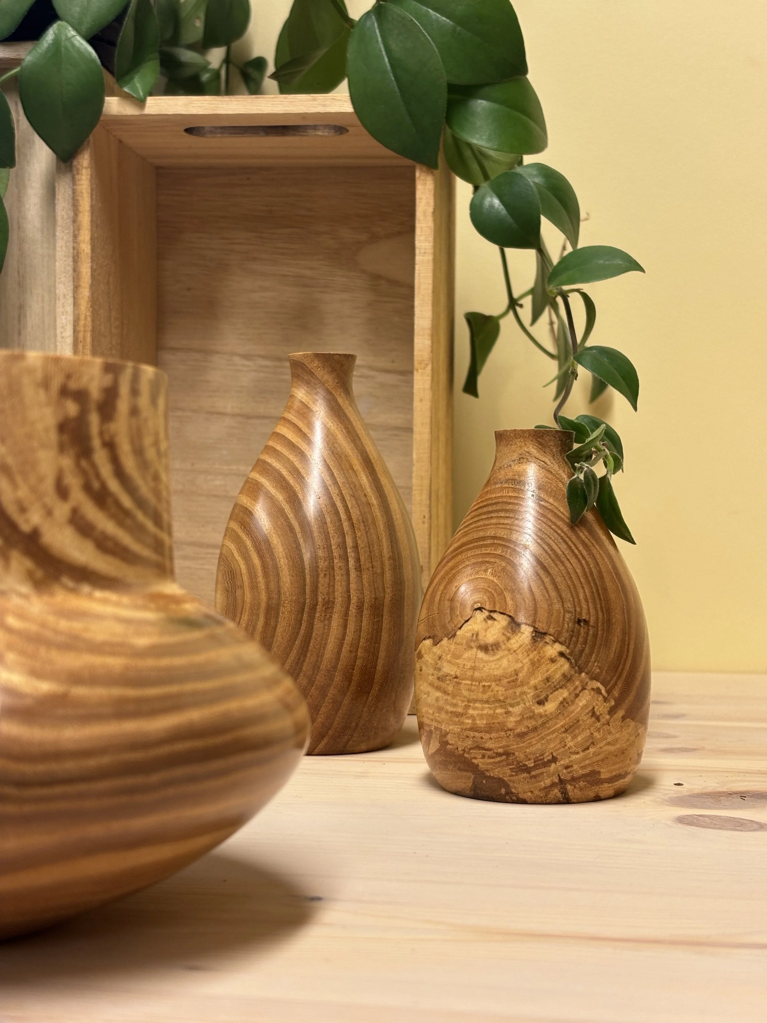 Sett med to småe dekorvaser