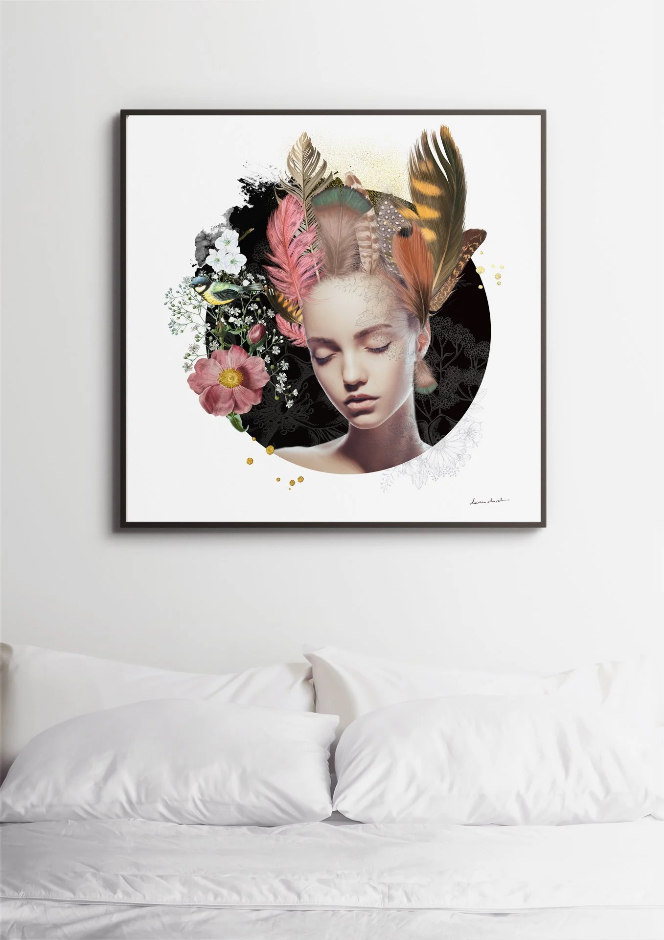 Cadre avec une illustration d'une femme aux yeux fermés, entourée de fleurs, de plumes et de motifs artistiques, accrochée au mur au-dessus d'un lit blanc. Mixed Media Art. 