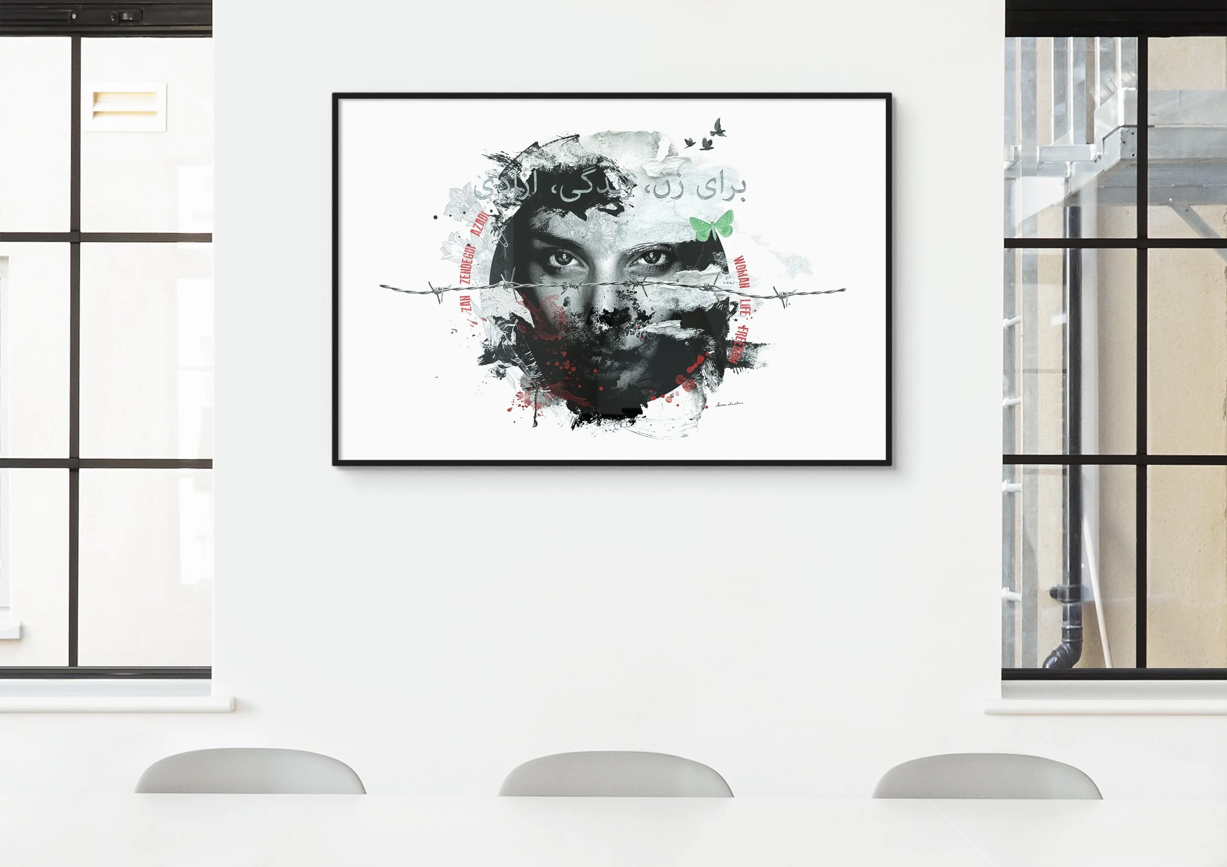 Création artistique en hommage à Mahsa Amini, encadrée et affichée sur un mur blanc dans une pièce lumineuse avec fenêtres à carreaux. Mixed Media Art