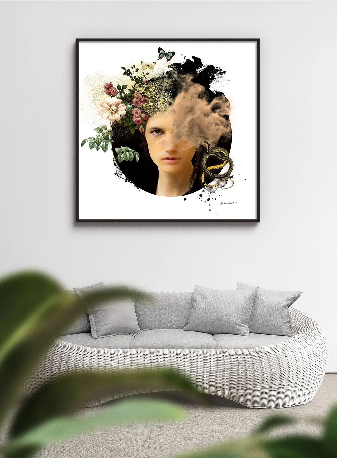 Tableau moderne représentant un portrait de femme avec des éléments floraux, des papillons, un serpent et des effets de peinture abstraite. Mixed Media Art