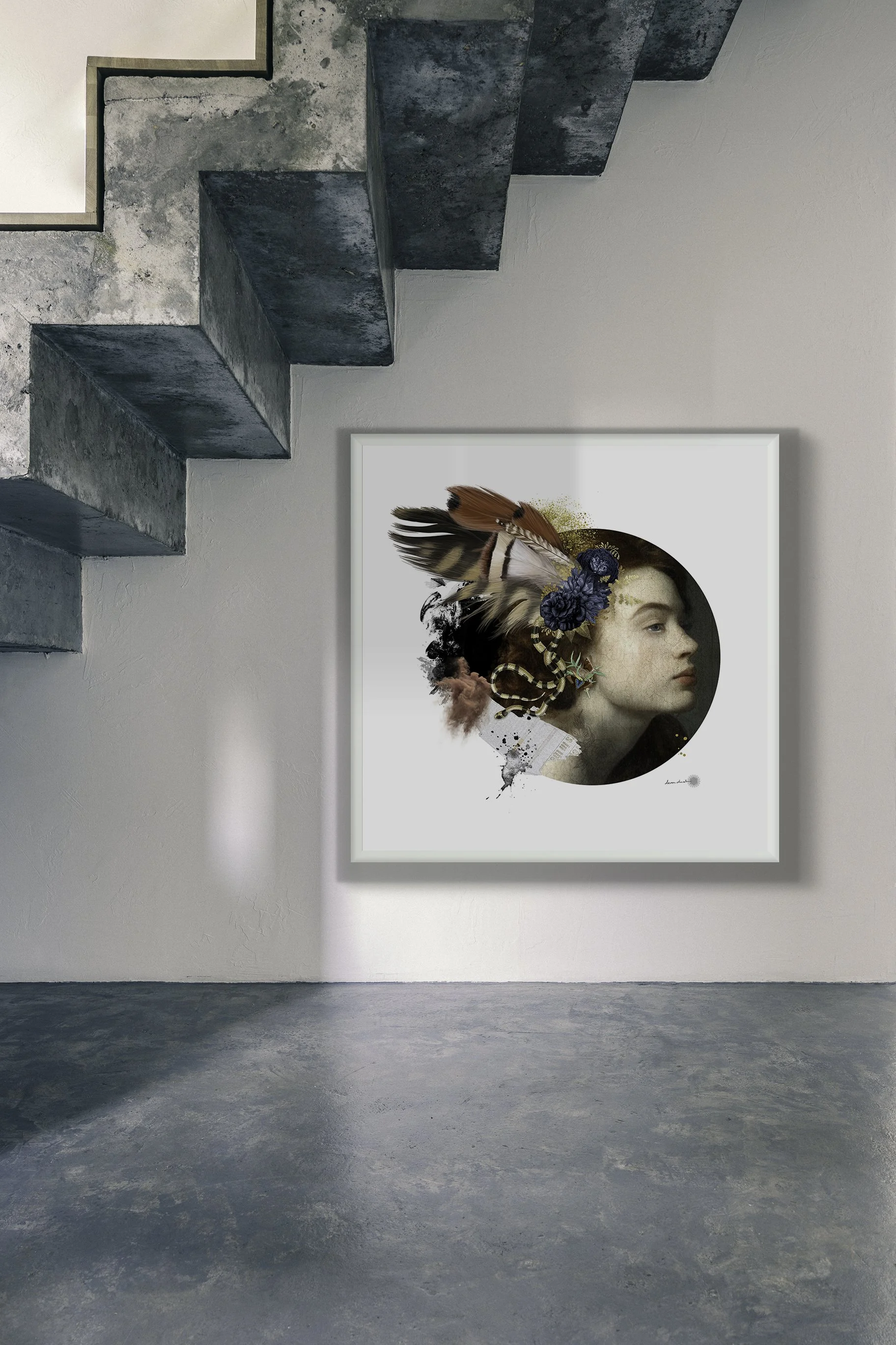 Une œuvre d'art sur un mur blanc représentant un visage féminin entouré de plumes, de fleurs et d'autres éléments artistiques, dans un espace minimaliste. Mixed Media Art