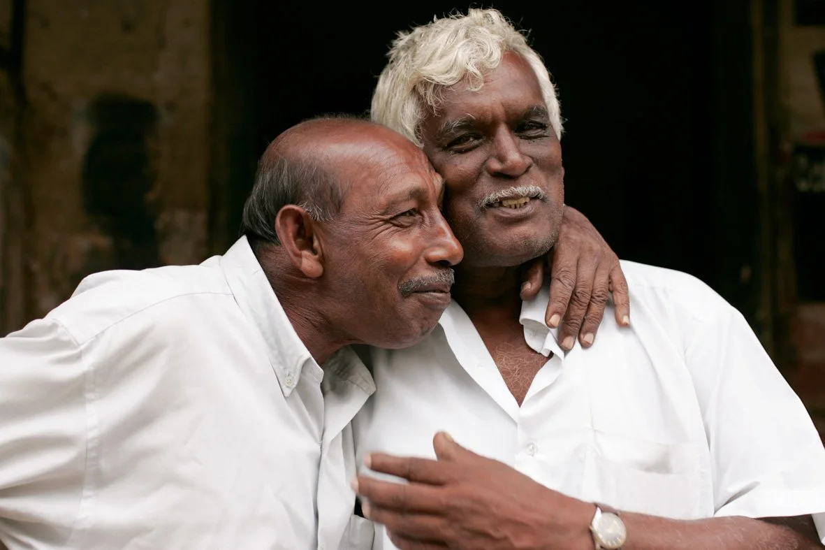 Portrait de deux hommes Sri Lankais, au Sri Lanka, deux amis s'enlaçant et souriant, vêtus de chemises blanches