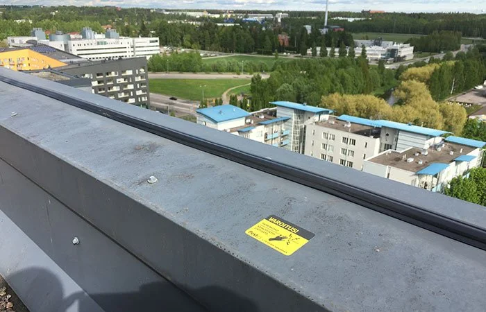 Uusi Pestes - sahkopaimen-katon-reunalla.jpg