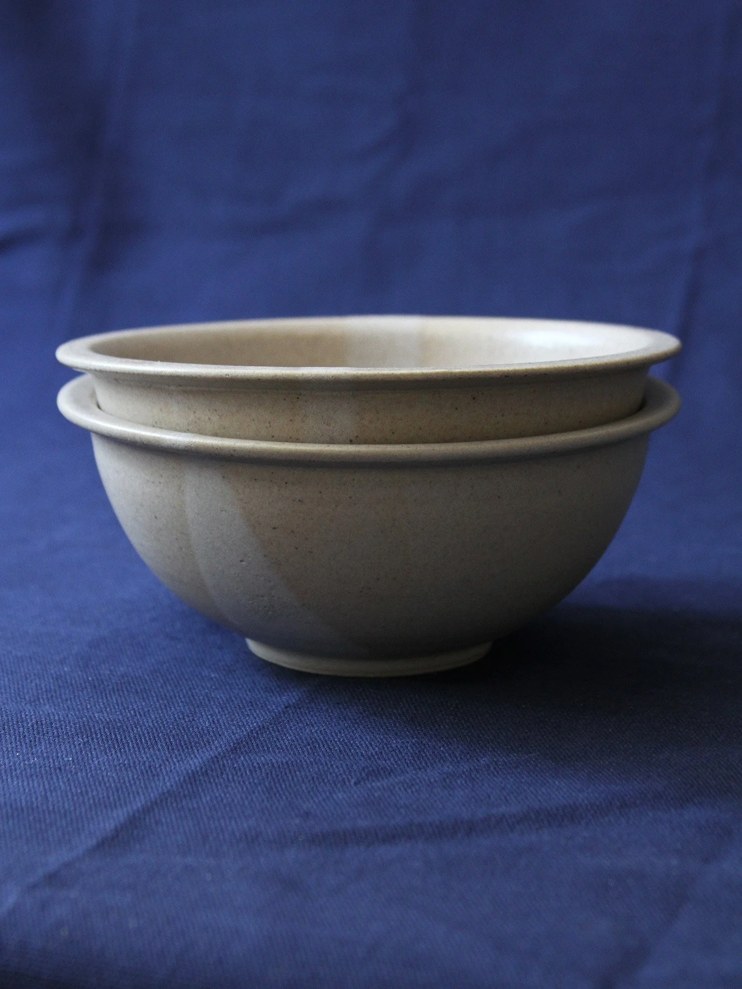 Rimmed bowl