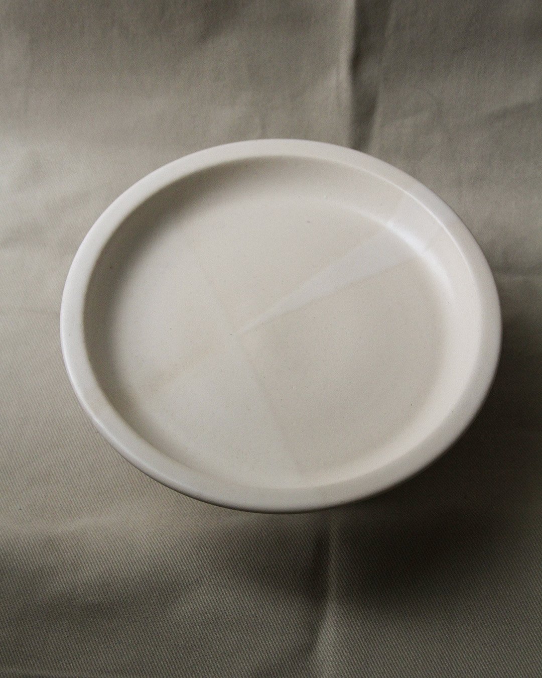 A detail of the overlapping glaze