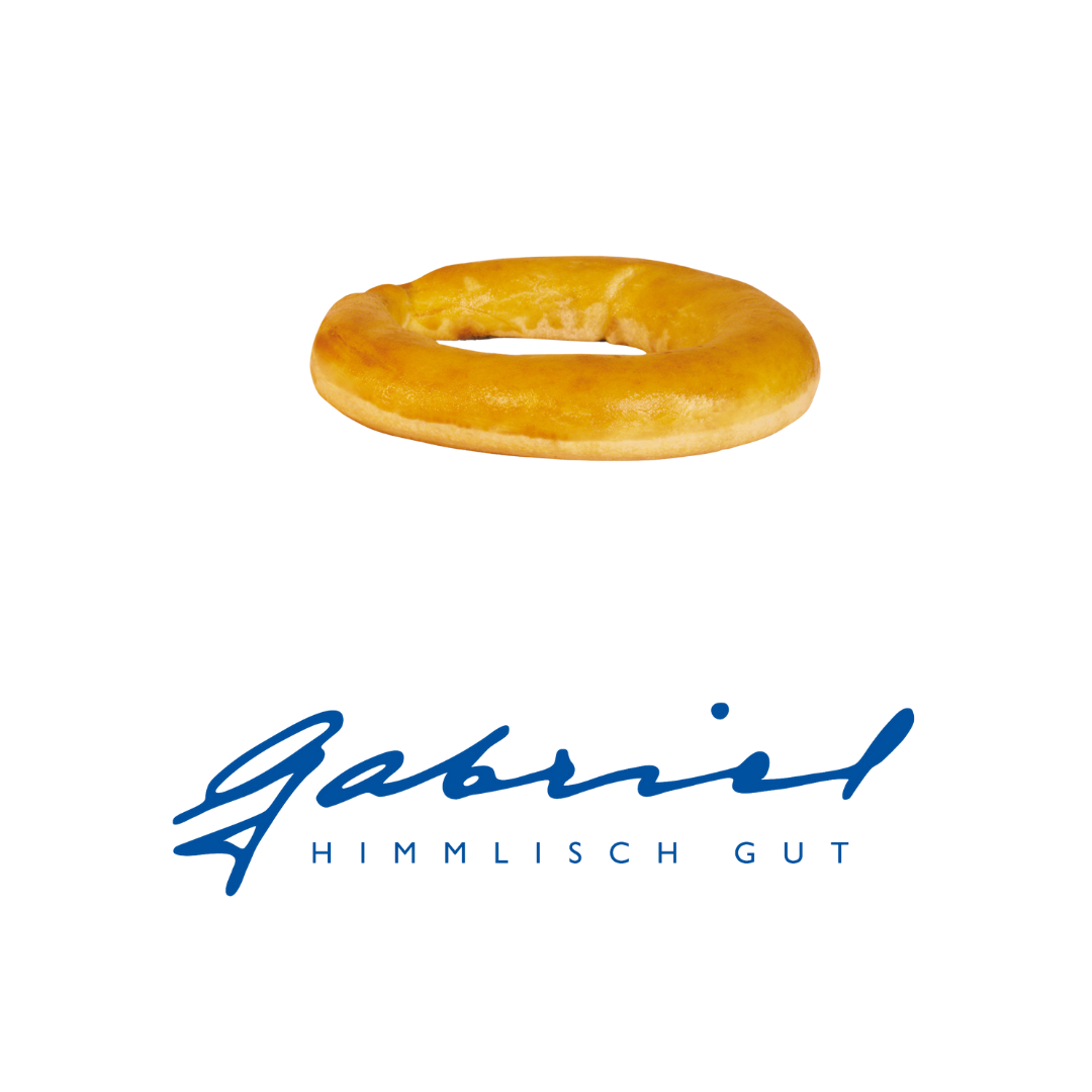 Ein typischer Boston Cream Donut, gefüllt mit Vanillecreme, liegt vor dem Logo der Gebäckmarke Bob's Red Mill.