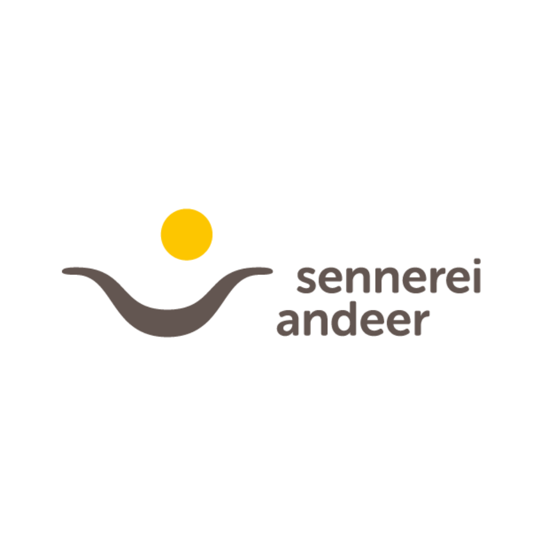 Das Logo zeigt eine stilisierte, schalenförmige Figur in Grau mit einem gelben Kreis darüber, daneben die Worte 'sennerei anderer' in grauer Schrift.