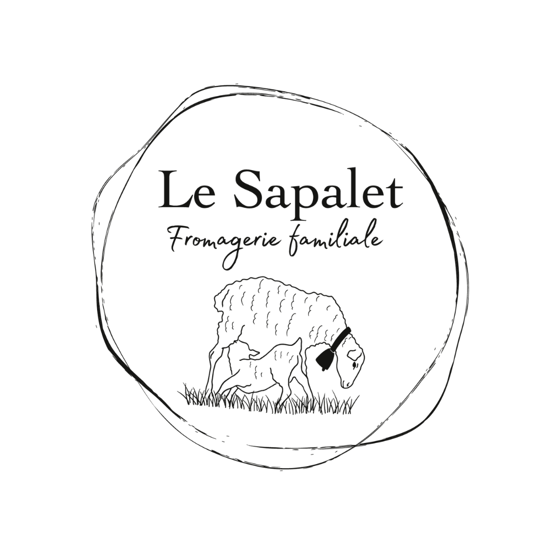 Das Bild zeigt ein schwarzes Logo mit einem Bock, das den Namen "Le Sapalet" und die Beschreibung "Fromagerie familiale" enthält.