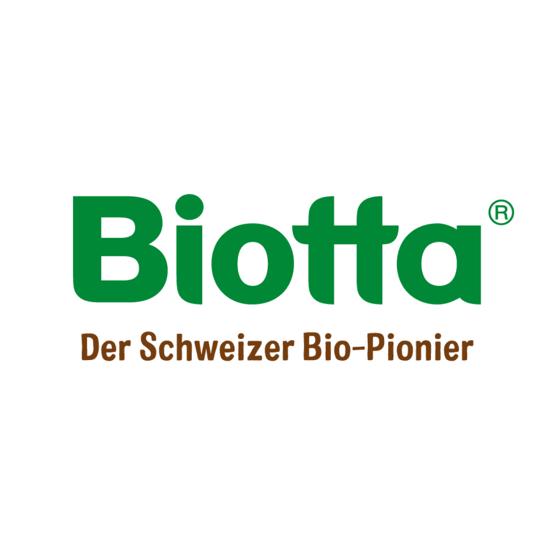 Logo von Biotta mit grüner Schrift und braunem Untertitel, der lautet 'Der Schweizer Bio-Pionier'.