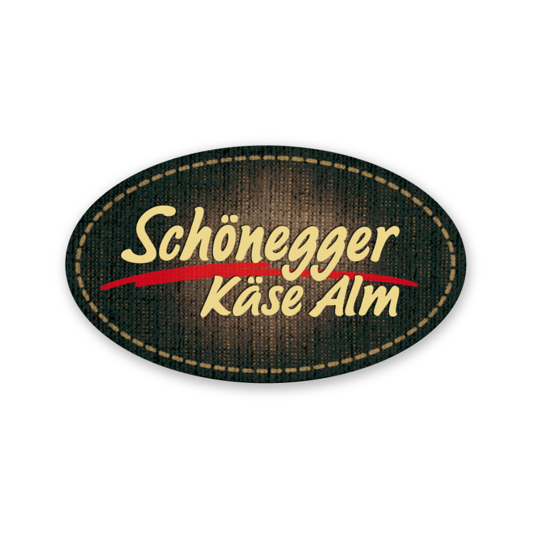 Etikett mit Logo 'Schönegger Käse Alm' auf dunklem Hintergrund.