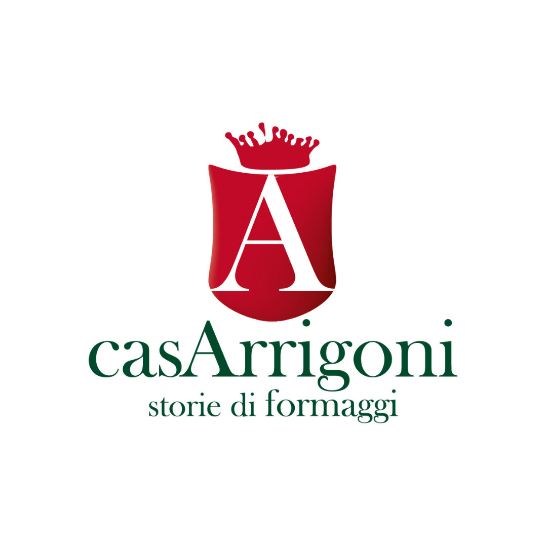 Logo von casa Arigom, einem Laden für Käse, mit einem roten Wappen, einem großen Buchstaben A, einer Krone oben drauf, und der Schriftzug 'casa Arigom' mit der Unterzeile 'storie di formaggi'.