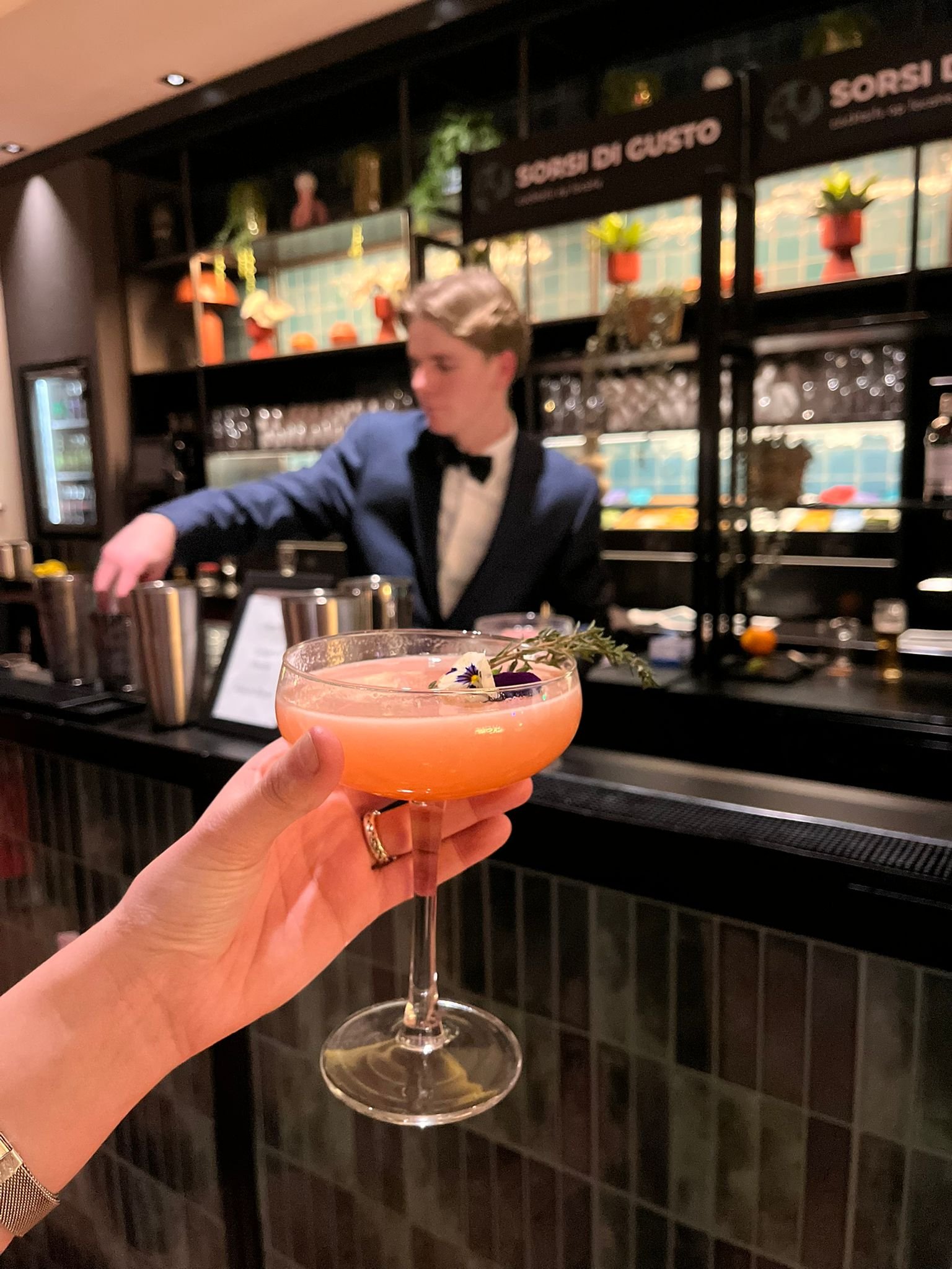 Geniet van onze french blond-cocktail in een elegant coupeglas. De perfecte sfeer voor een avondje in en rondom Utrecht. Onze bartenders staan klaar om de mooiste botanische drankjes voor je te shaken
