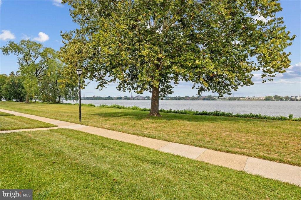 Many Palmyra Harbour units have Delaware River views