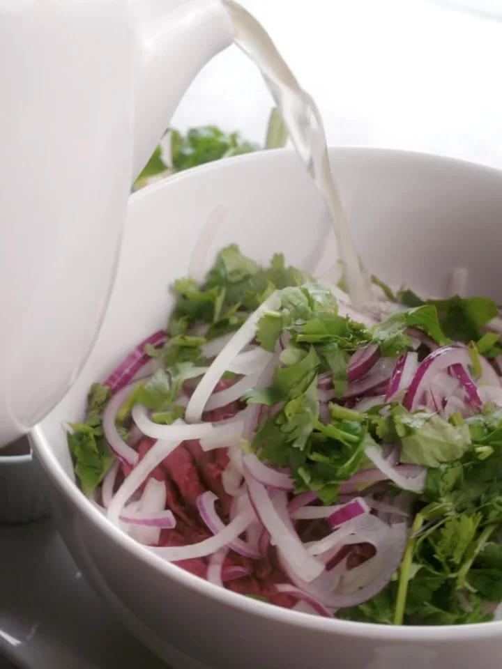 Mettre en images une cuisine, c&rsquo;est raconter une histoire.
Les gestes, la chaleur, les textures, les d&eacute;tails.

Un aper&ccedil;u vid&eacute;o d&rsquo;un restaurant vietnamien, entre savoir-faire, ambiance et gourmandise.

Photo &amp; vid&