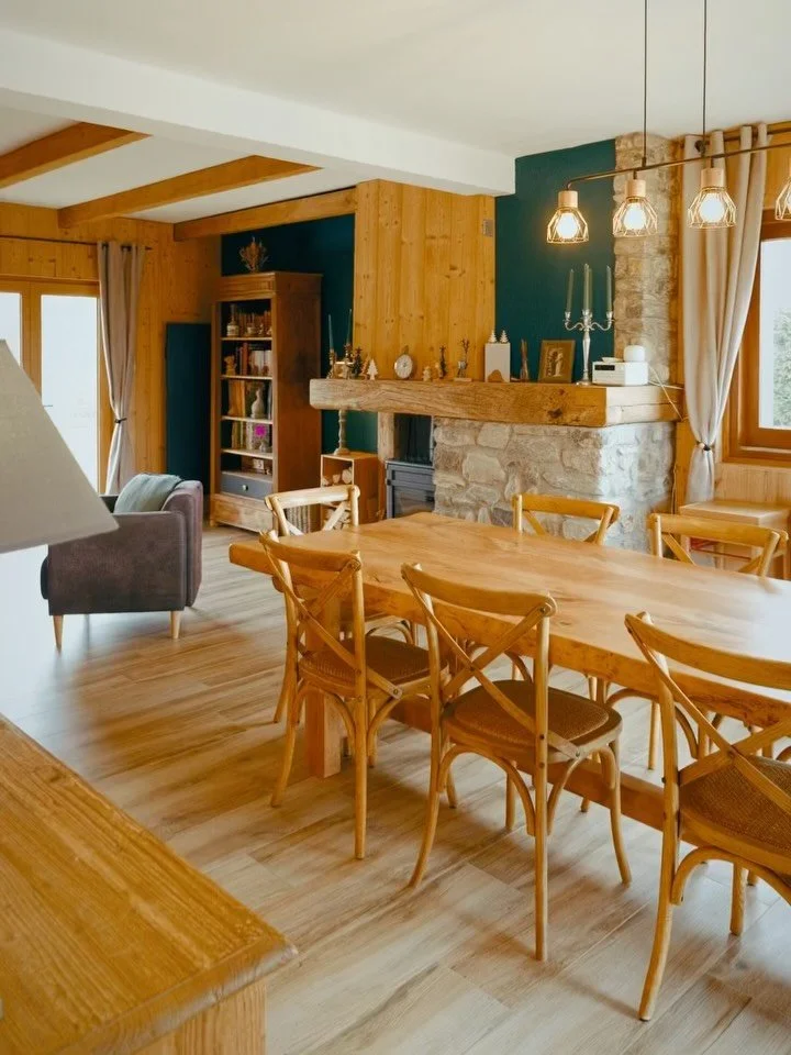 Il y a une histoire derri&egrave;re chaque maison.
Mon r&ocirc;le, c&rsquo;est de la raconter en images.

Photographe et vid&eacute;aste, je r&eacute;alise des photos et vid&eacute;os professionnelles pour valoriser les biens, mettre en avant les vol