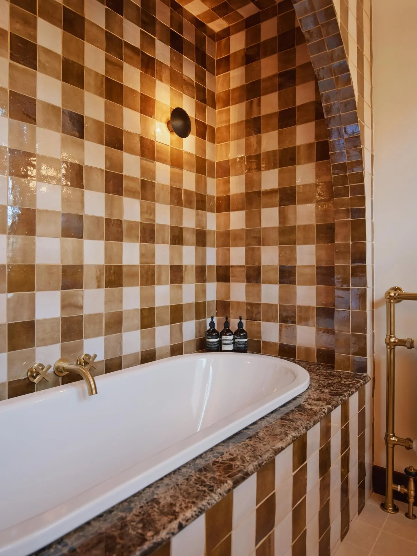 Bath time glow up 💫

Swipe 👈 for before pics, it wasn&rsquo;t always the gingham dream 🤎

📸 @matthewsandcook