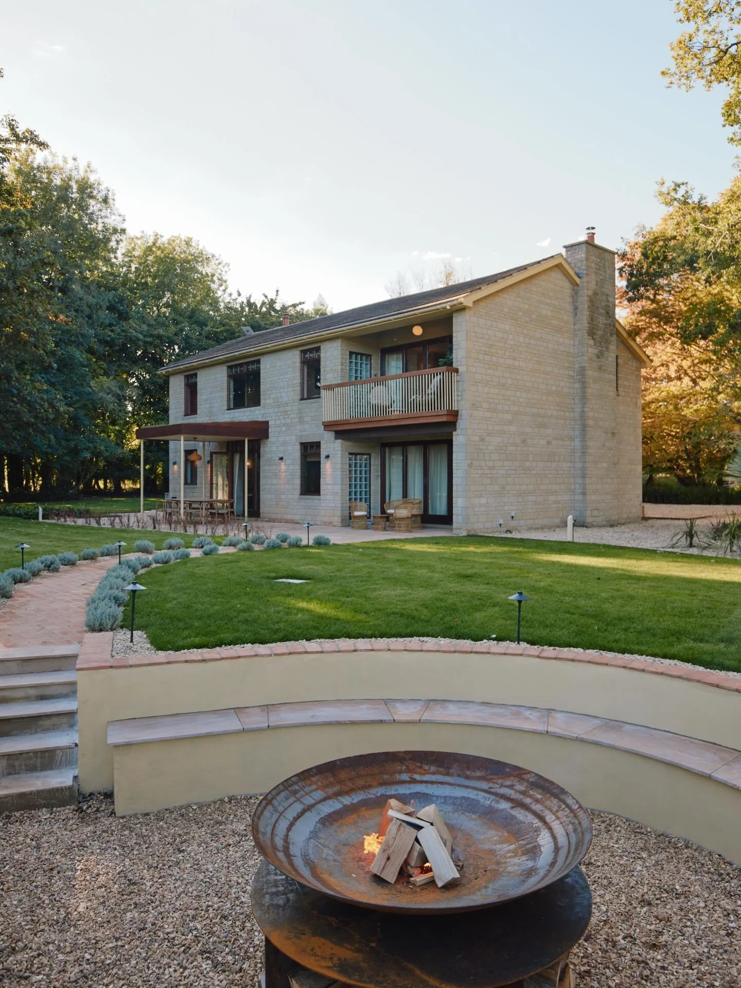 Not your typical Cotswolds cottage 🏡

Swipe for before and middle shots 👈🏽