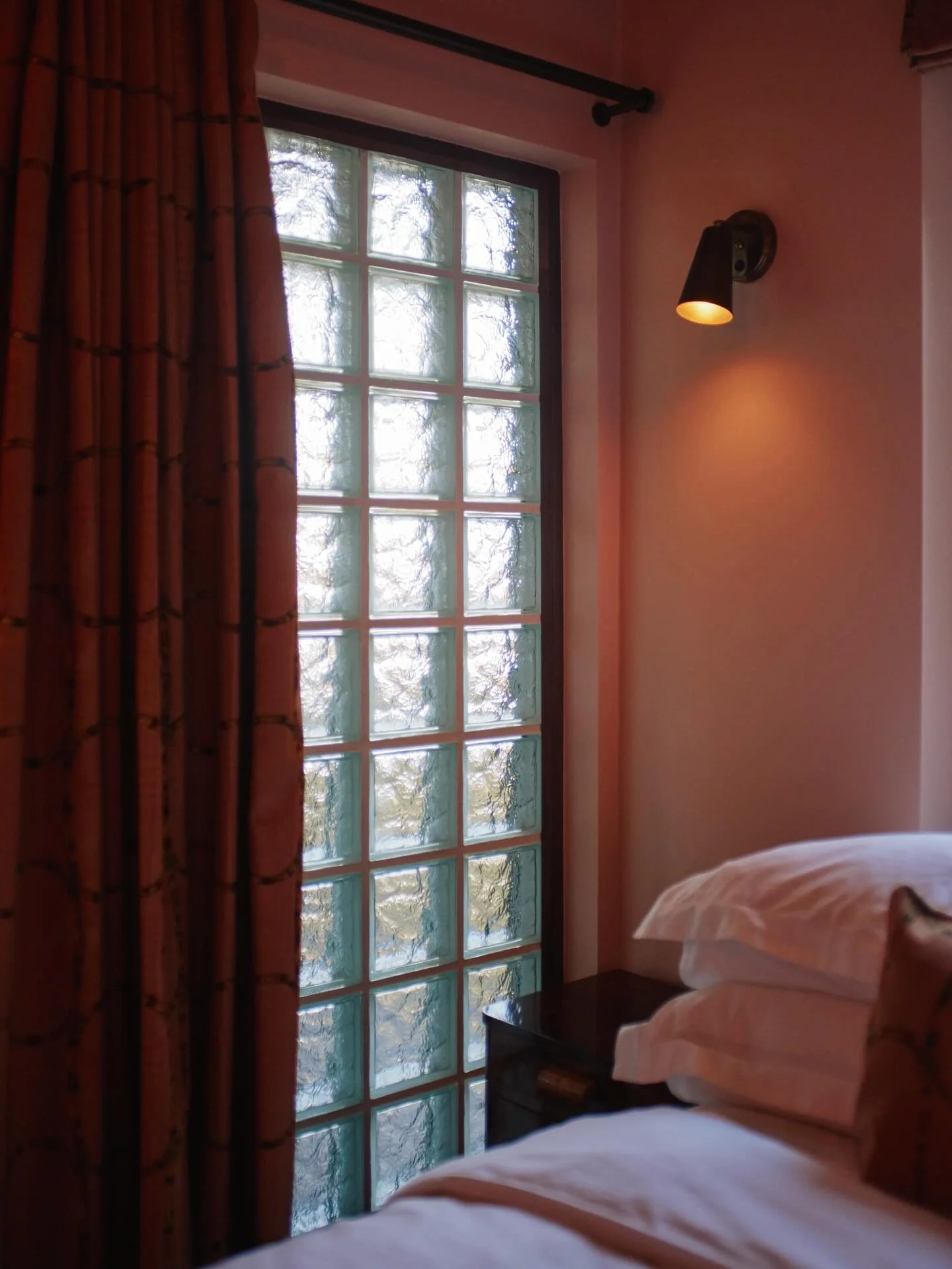 Glass blocks are in, see how @setthespace styles them at Villa Vista 💛