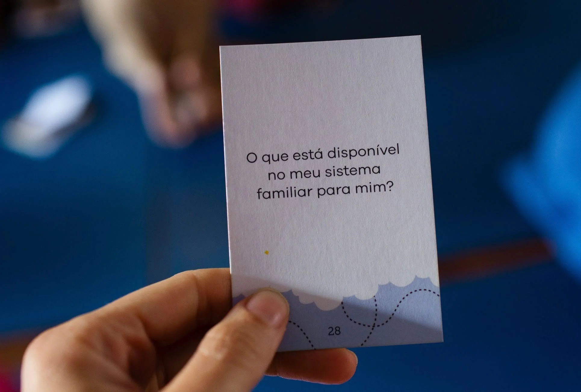 Essa pergunta abre portais profundos. Ela nos convida a olhar n&atilde;o s&oacute; para os legados vis&iacute;veis, mas tamb&eacute;m para as dores silenciadas, os padr&otilde;es repetidos, os lugares onde nossa crian&ccedil;a foi deixada sozinha.

M