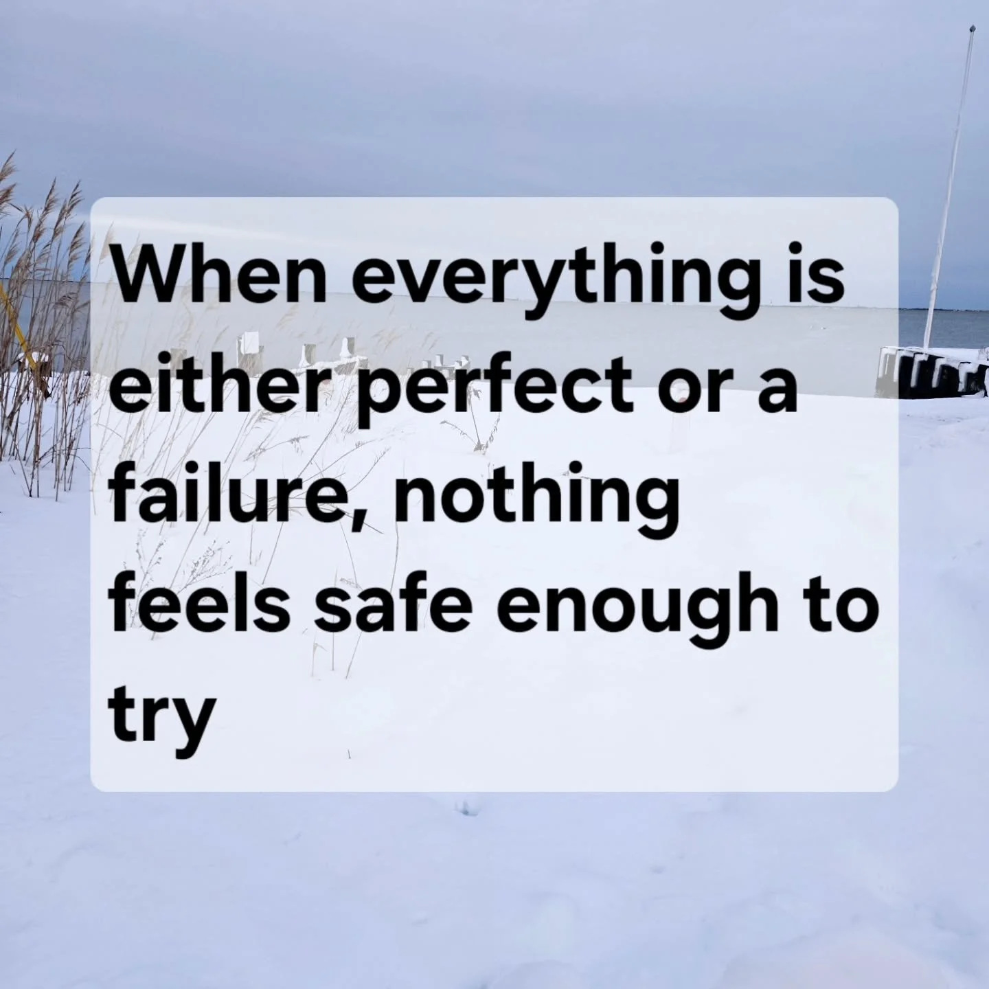 ⬛️⬜️Black-and-white thinking (all-or-nothing thinking) is a common mental pattern where we sort experiences into extremes, success or failure, good or bad, worthy or not.

Psychologically, this often develops as a protective strategy. 🦀If life once 