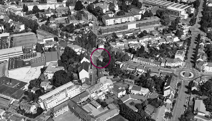 Vue aérienne d'un quartier résidentiel avec des bâtiments, des routes, et des arbres, une zone spécifique encadrée en violet. Nantes 16 Rue Soubzmain