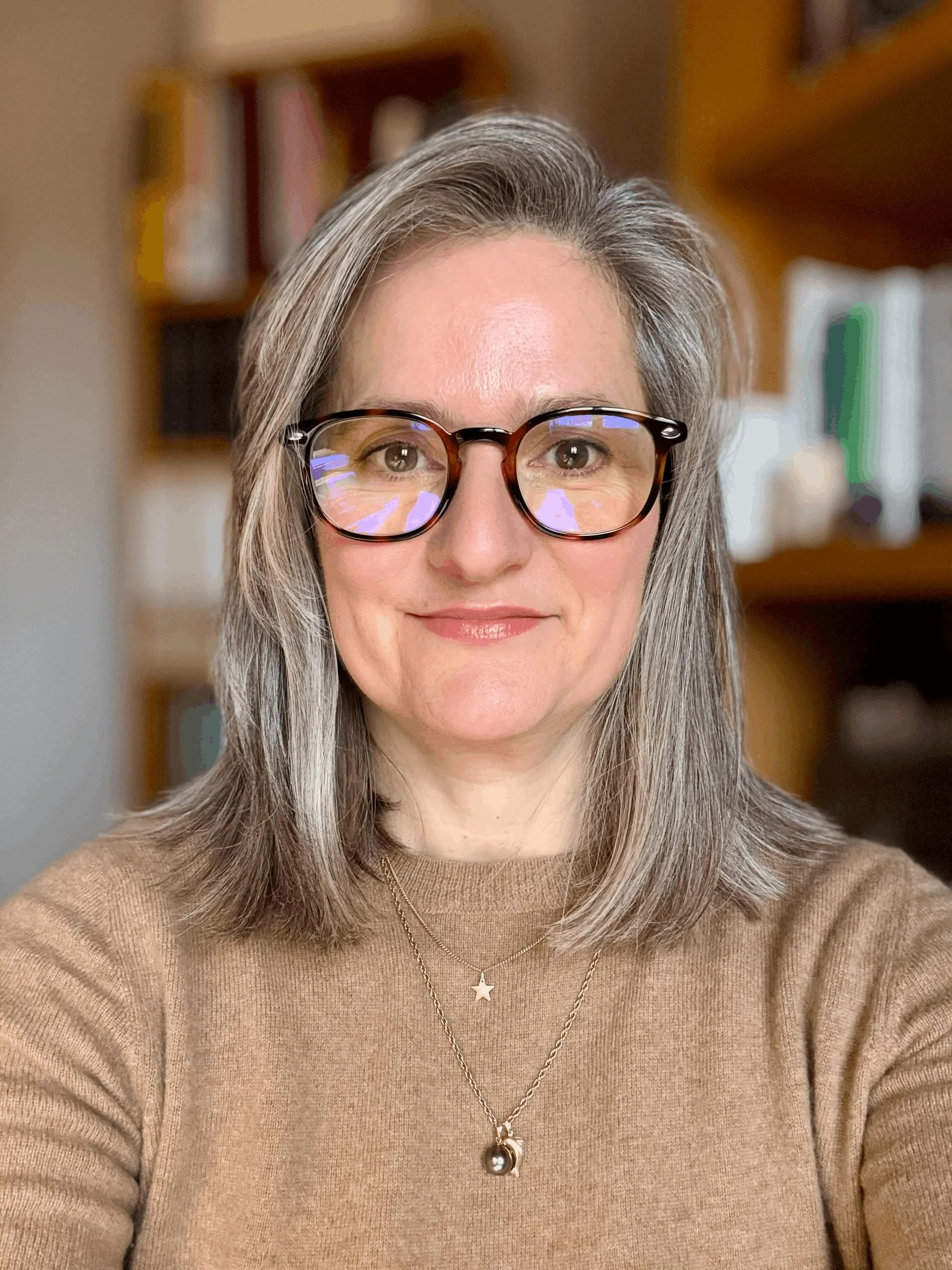 Caroline Deleuze, energy guide helping corporate people turned intuitive entrepreneurs feel confident in their new identity.