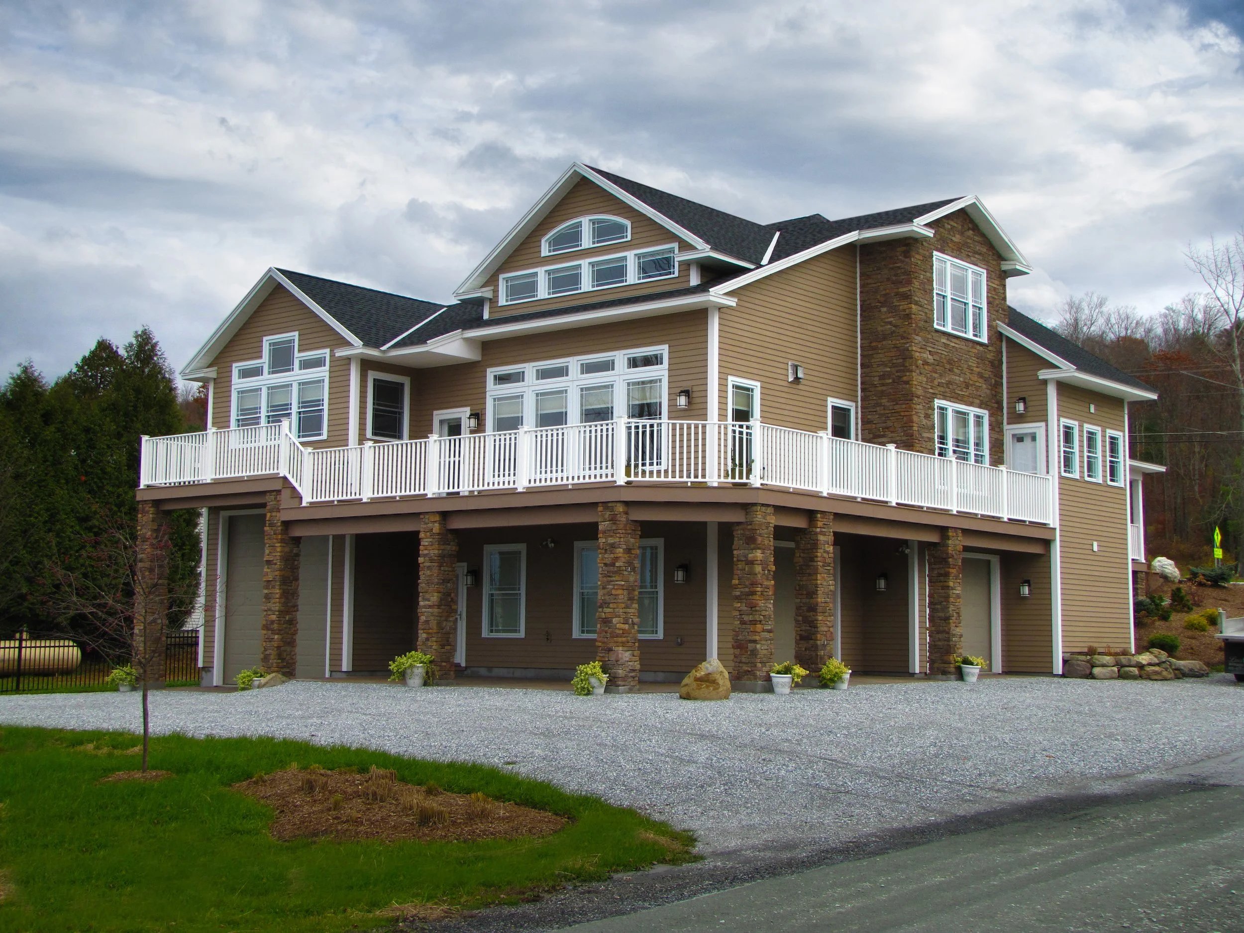 NC43_Large_Modern_Home_Decks_Columns.jpg